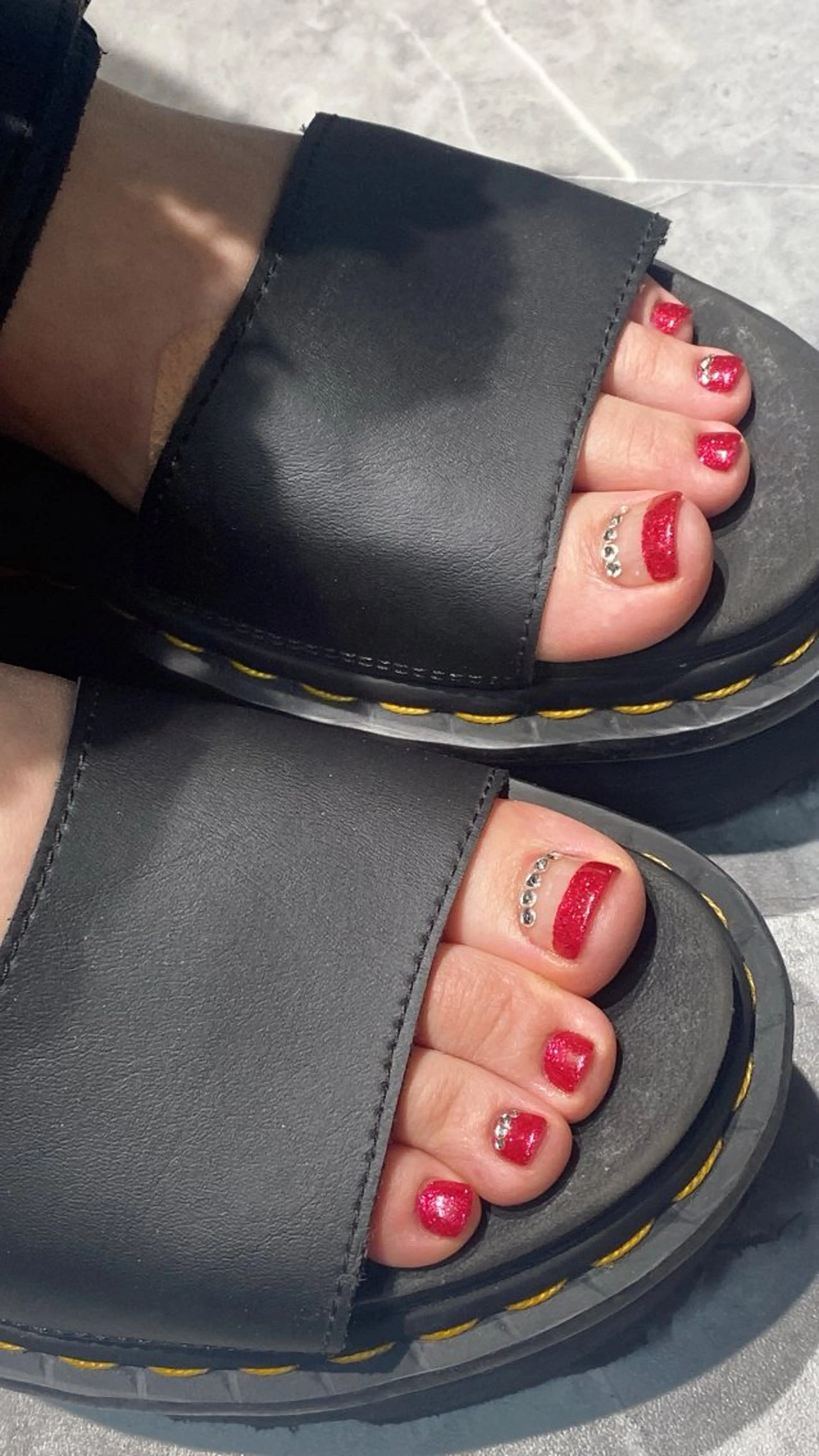 ネイル フットネイル ラメ(グリッター) 赤色 MILImili nailのネイルデザイン