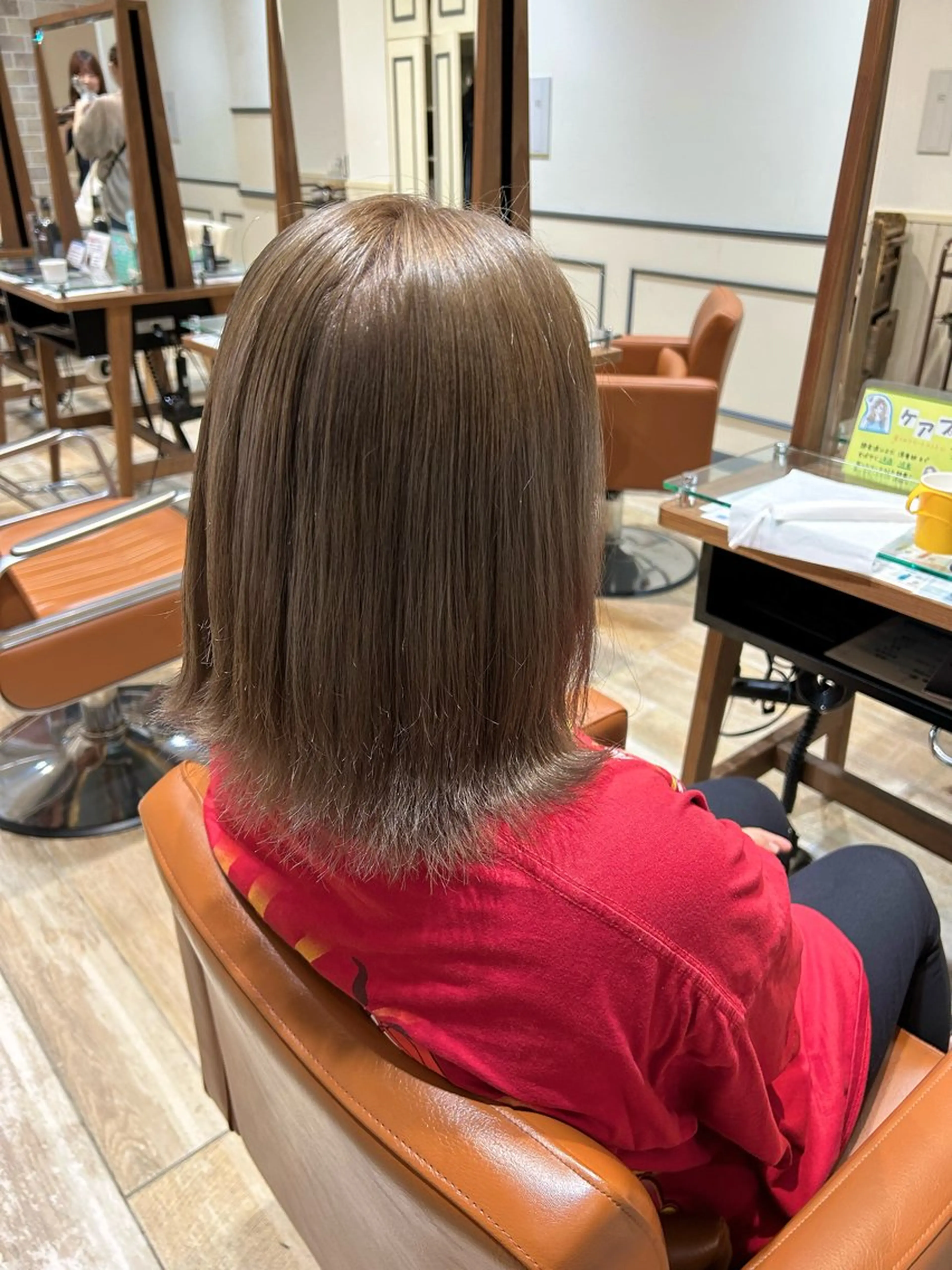 ミディアム カラー ベージュカラー ブリーチ ミルクティーベージュ 須藤 向日葵のヘアスタイル