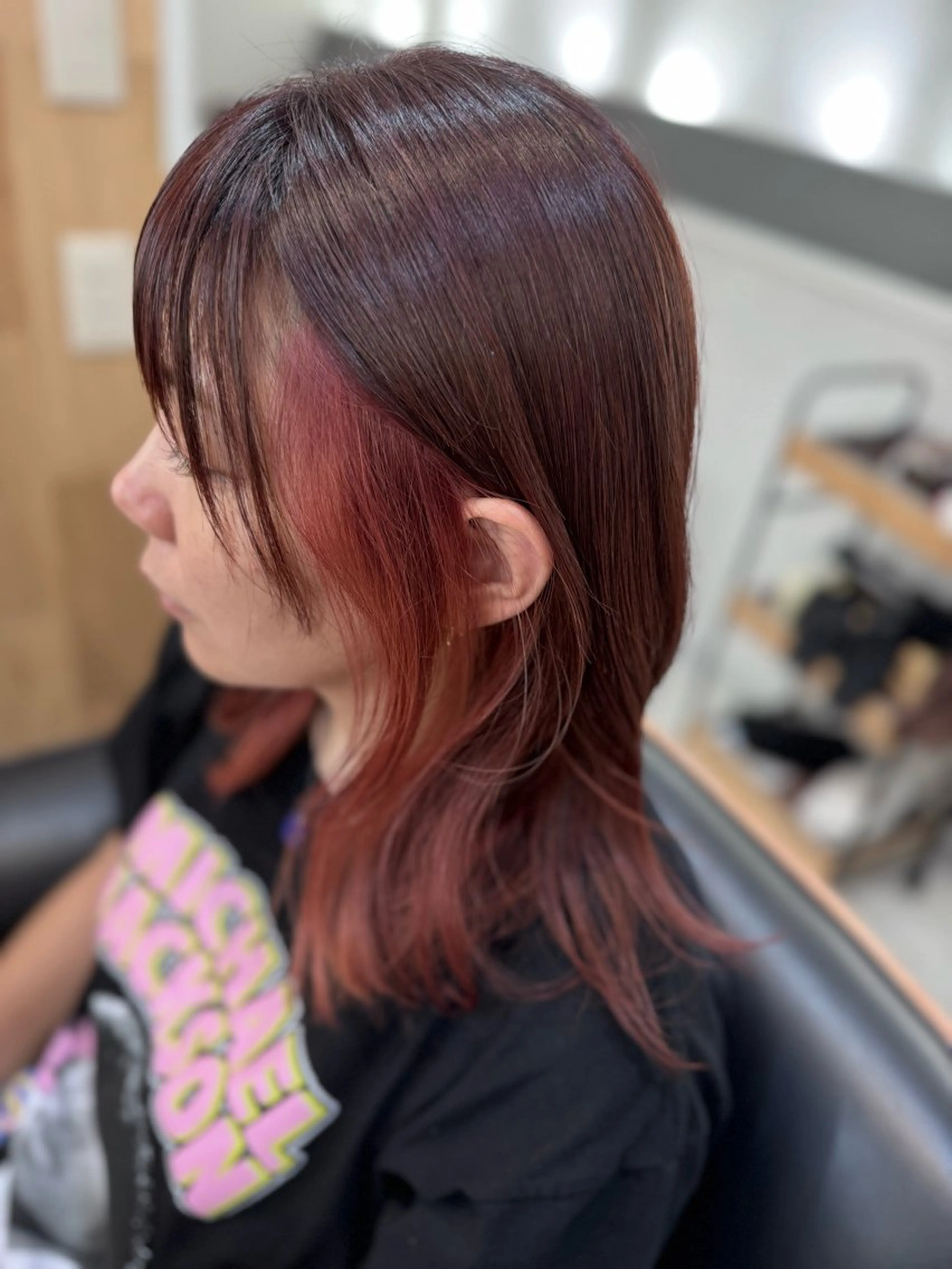 ミディアム カラー インナーカラー ピンクカラー バイオレットカラー バイオレットピンク ヘアカラー トリートメント 多賀 順平のヘアスタイル