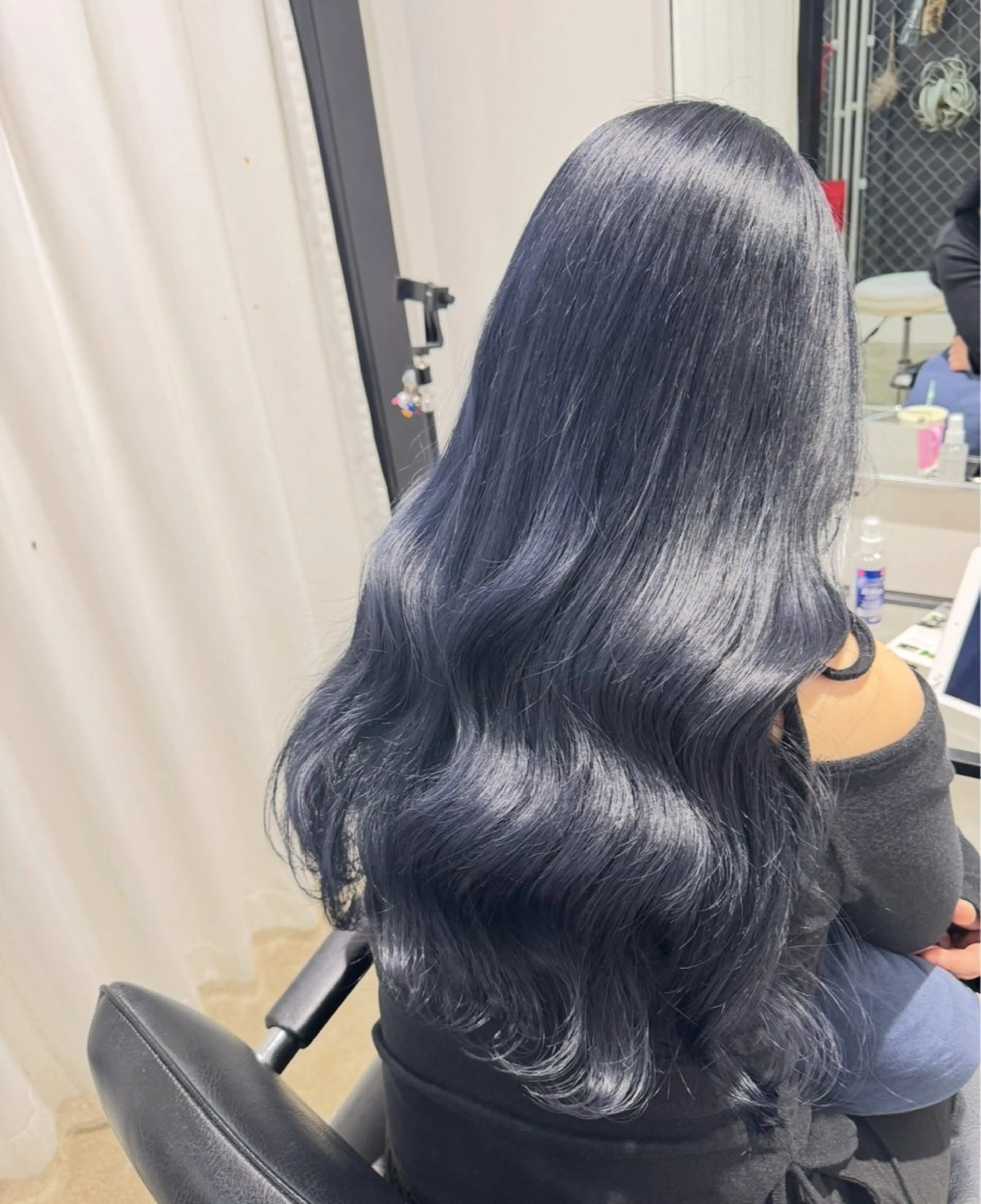 ロング カラー 黒髪 ブリーチ ブルーカラー ブルーブラック バイオレットカラー 原野 葵のヘアスタイル