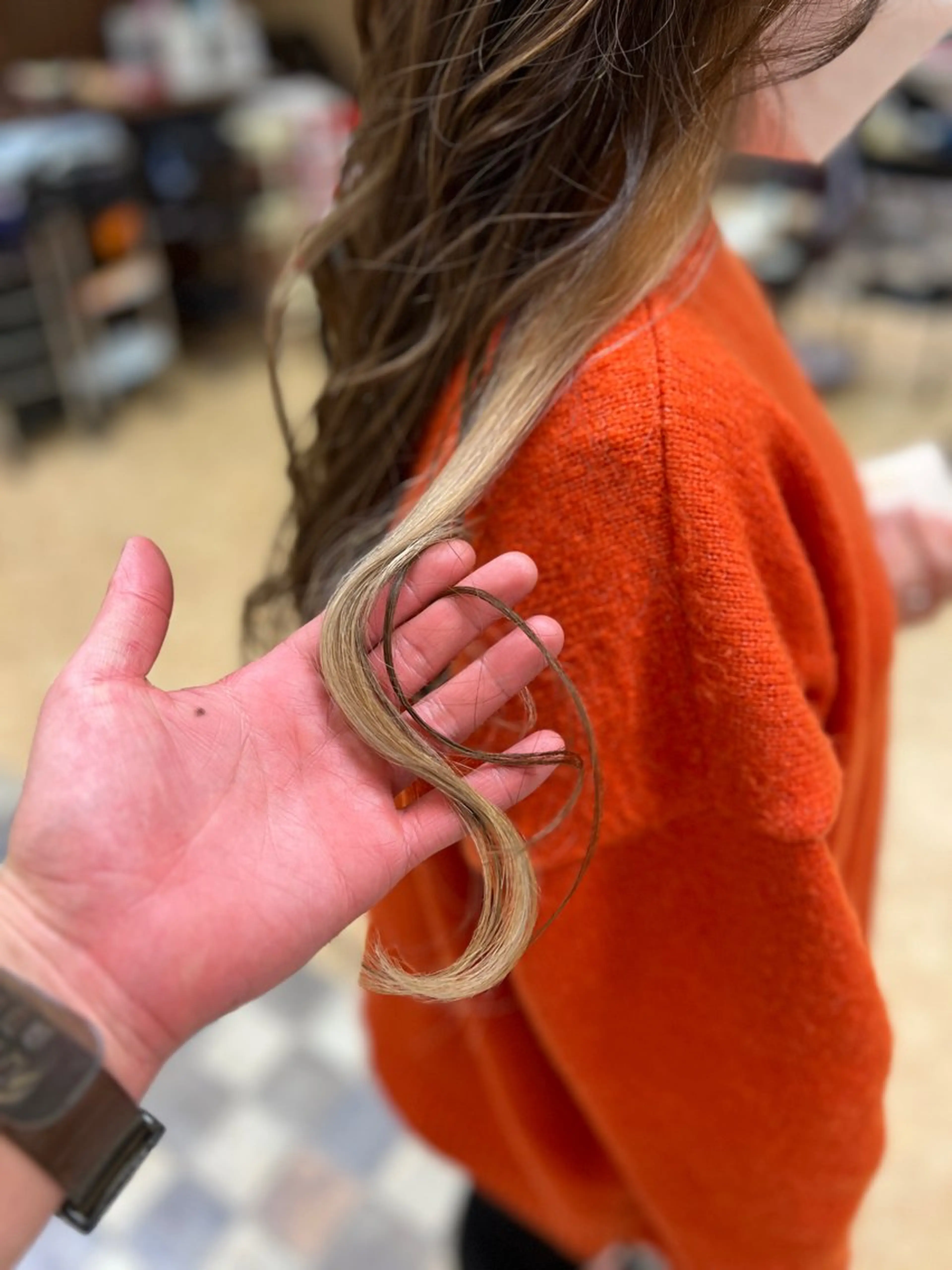 ロング Aile所属・酸性ストレート／カラ ー/山下高明のヘアスタイル