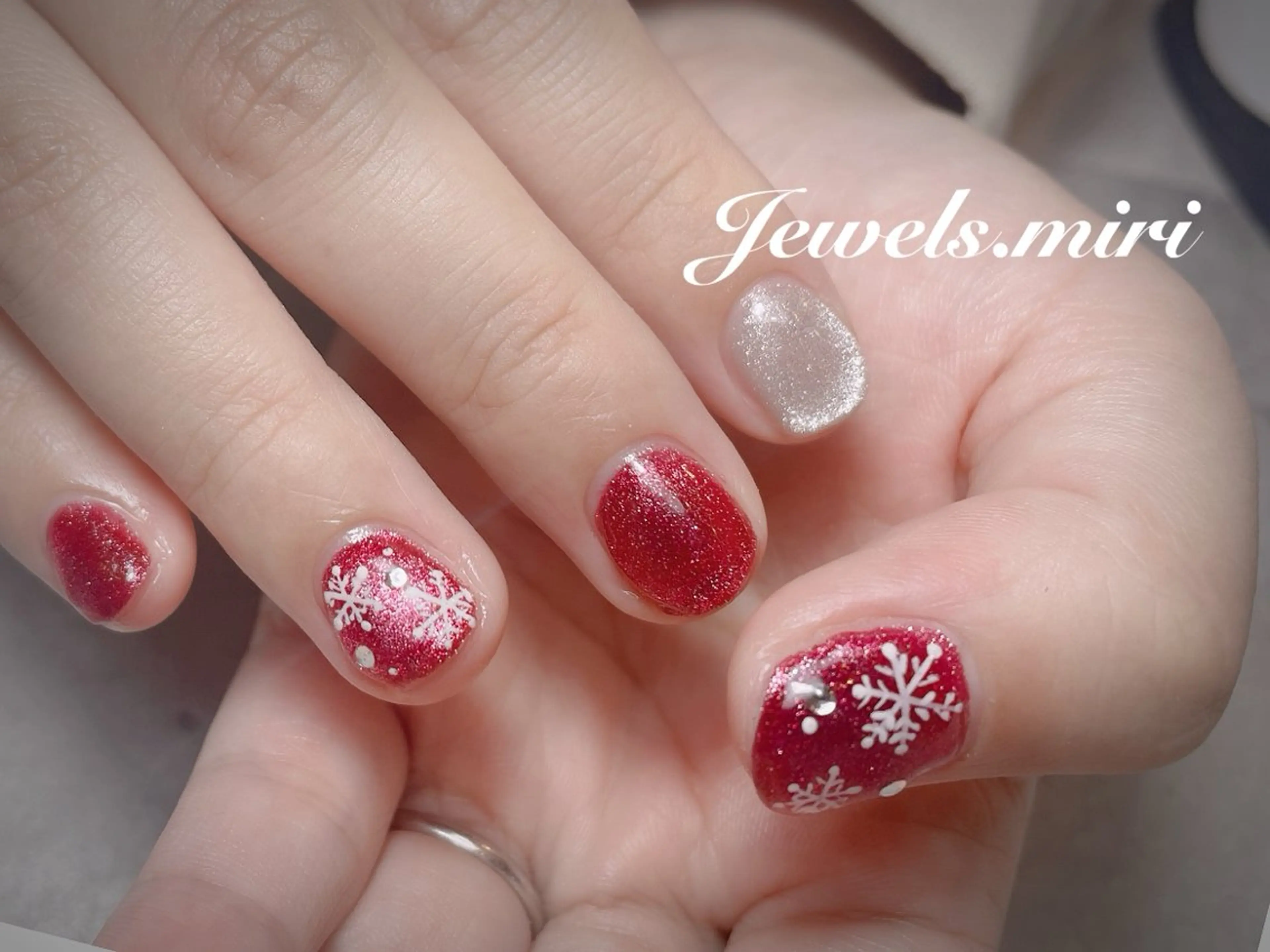 ネイル キラキラネイル マグネットネイル ワンカラーネイル 赤色 冬ネイル Jewels nail lily 白楽所属・ネイルサロン Jewels Mのネイルデザイン