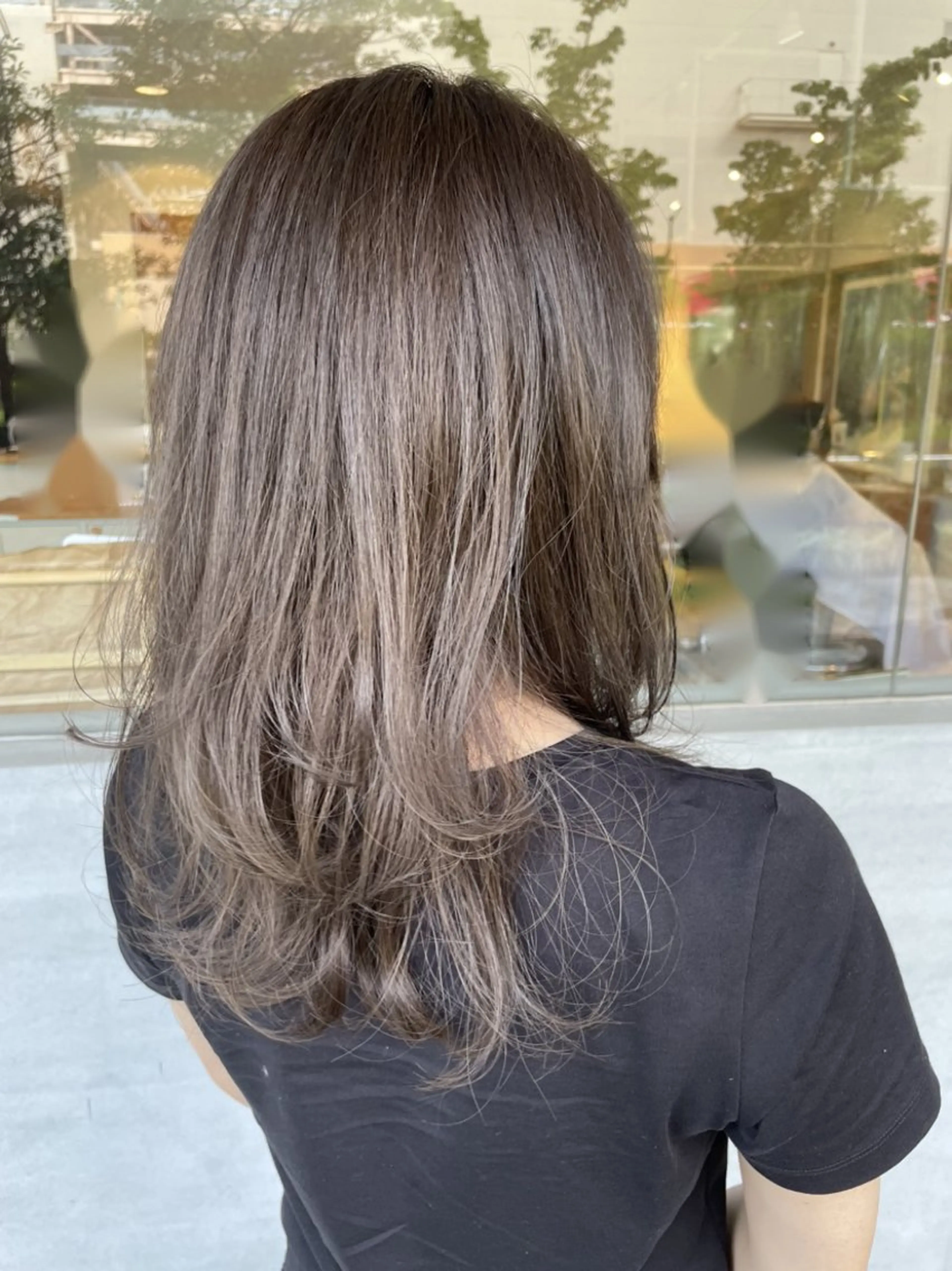 ミディアム デザインカット レイヤーカット カット ヘアカラー 小森 樹奈のヘアスタイル