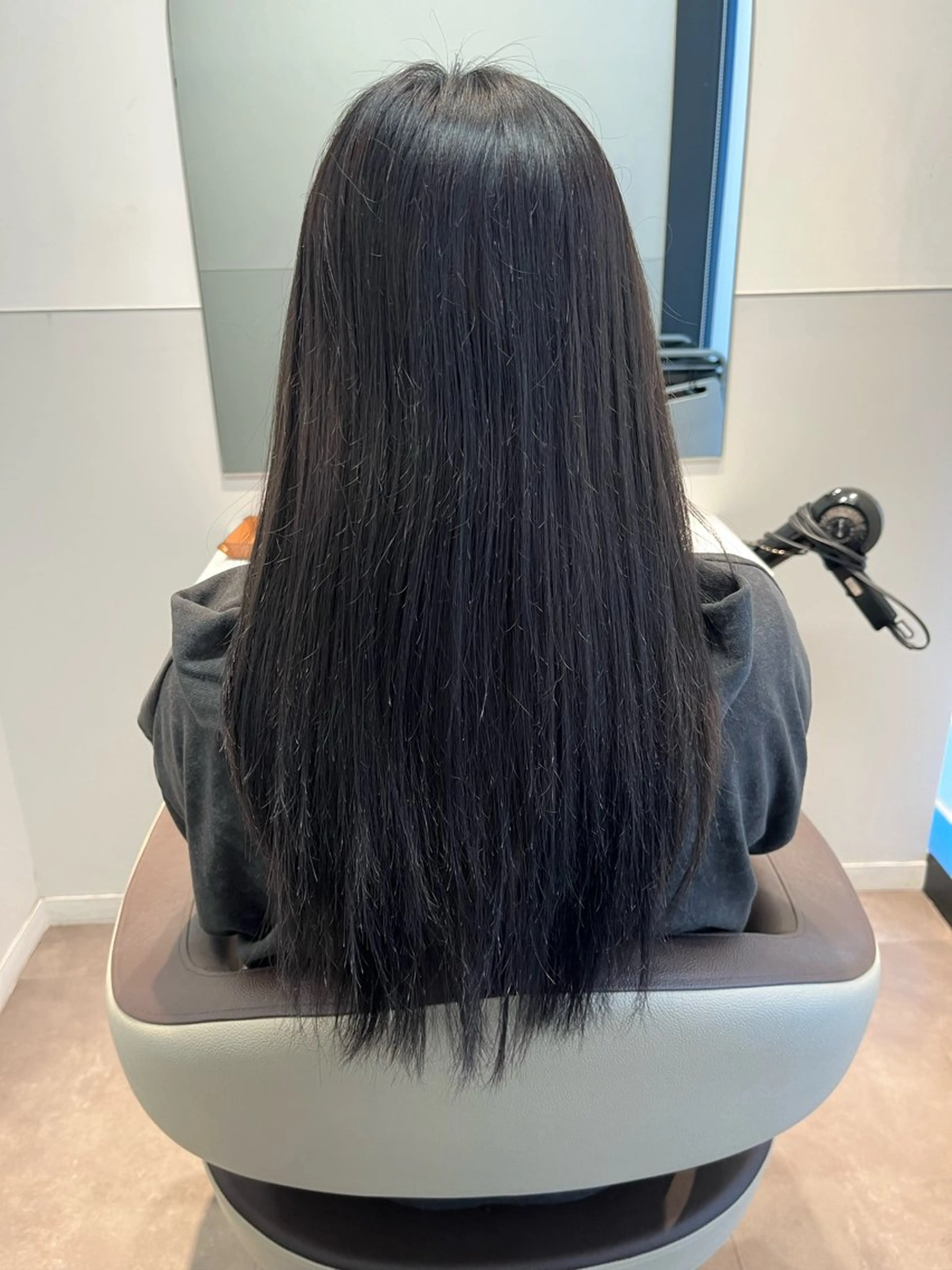 セミロング ブリーチ無し白髪ぼか し/艶髪/津嘉山のヘアスタイル