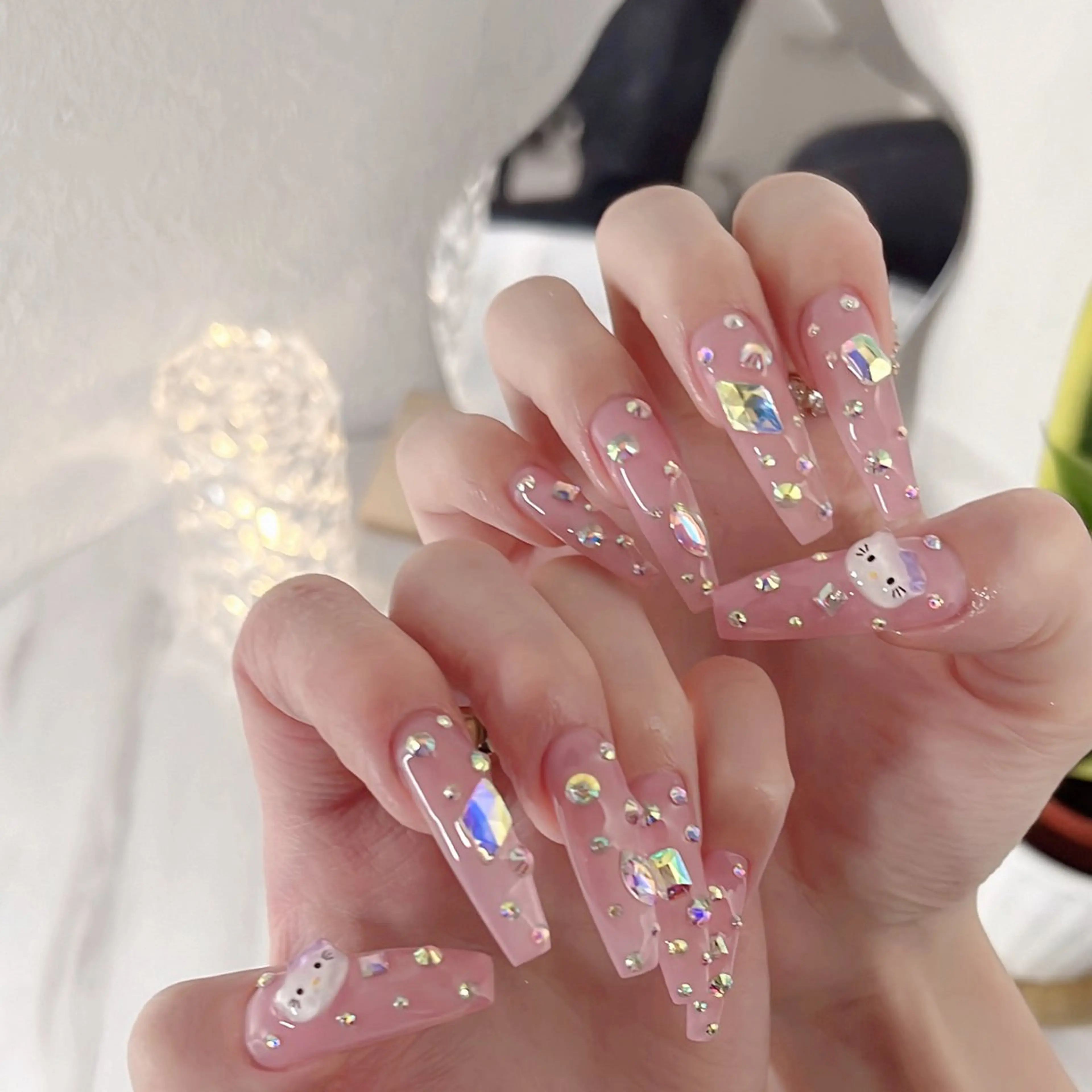 ネイル フットネイル フレンチネイル ジェルネイル ラメ(グリッター) ラメグラデーション ハンドネイル NEO Beauty Salon所属・𝐍𝐄𝐎 𝐉𝐔𝐑𝐈のネイルデザイン