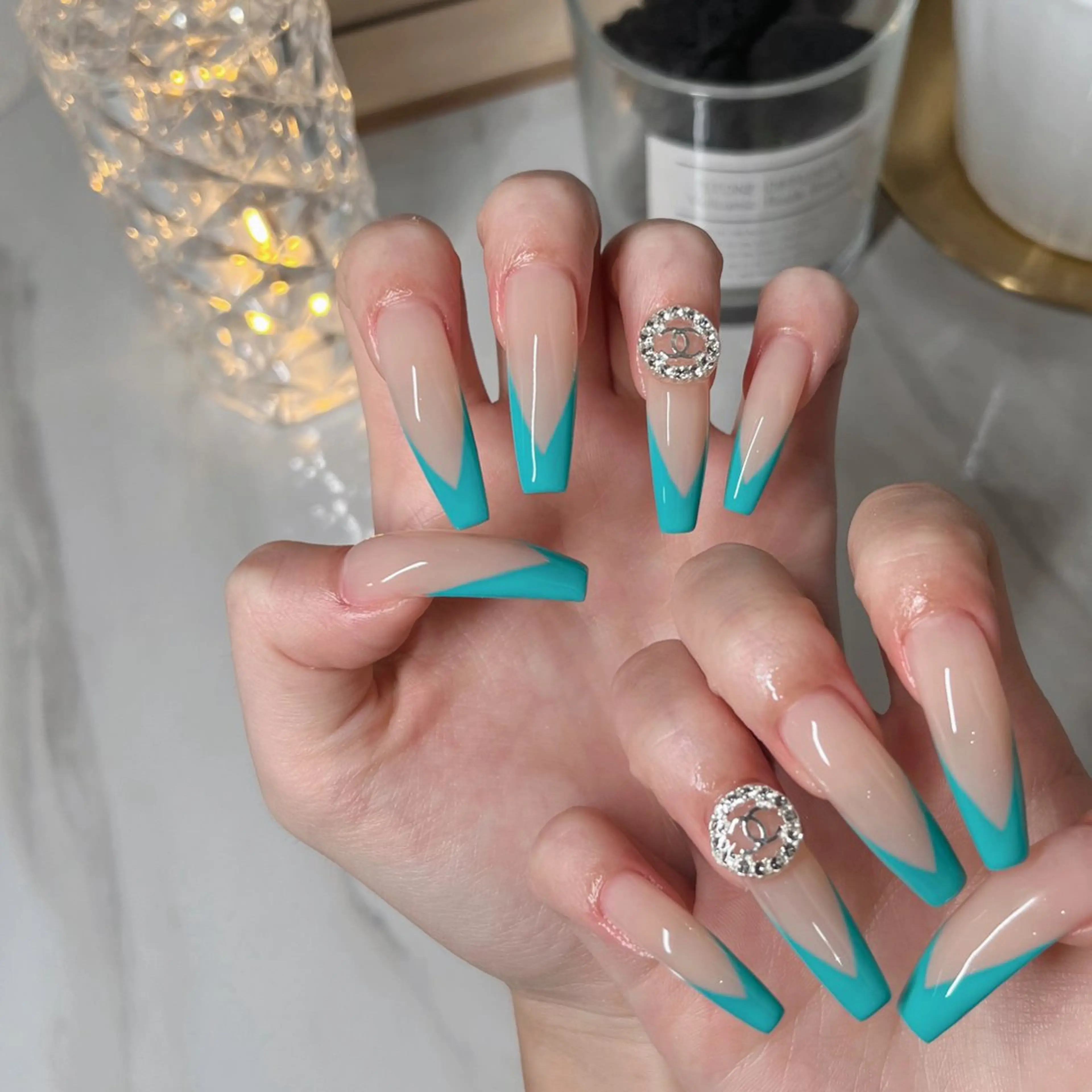 ネイル フットネイル フレンチネイル ジェルネイル ラメ(グリッター) ラメグラデーション ハンドネイル NEO Beauty Salon所属・𝐍𝐄𝐎 𝐉𝐔𝐑𝐈のネイルデザイン