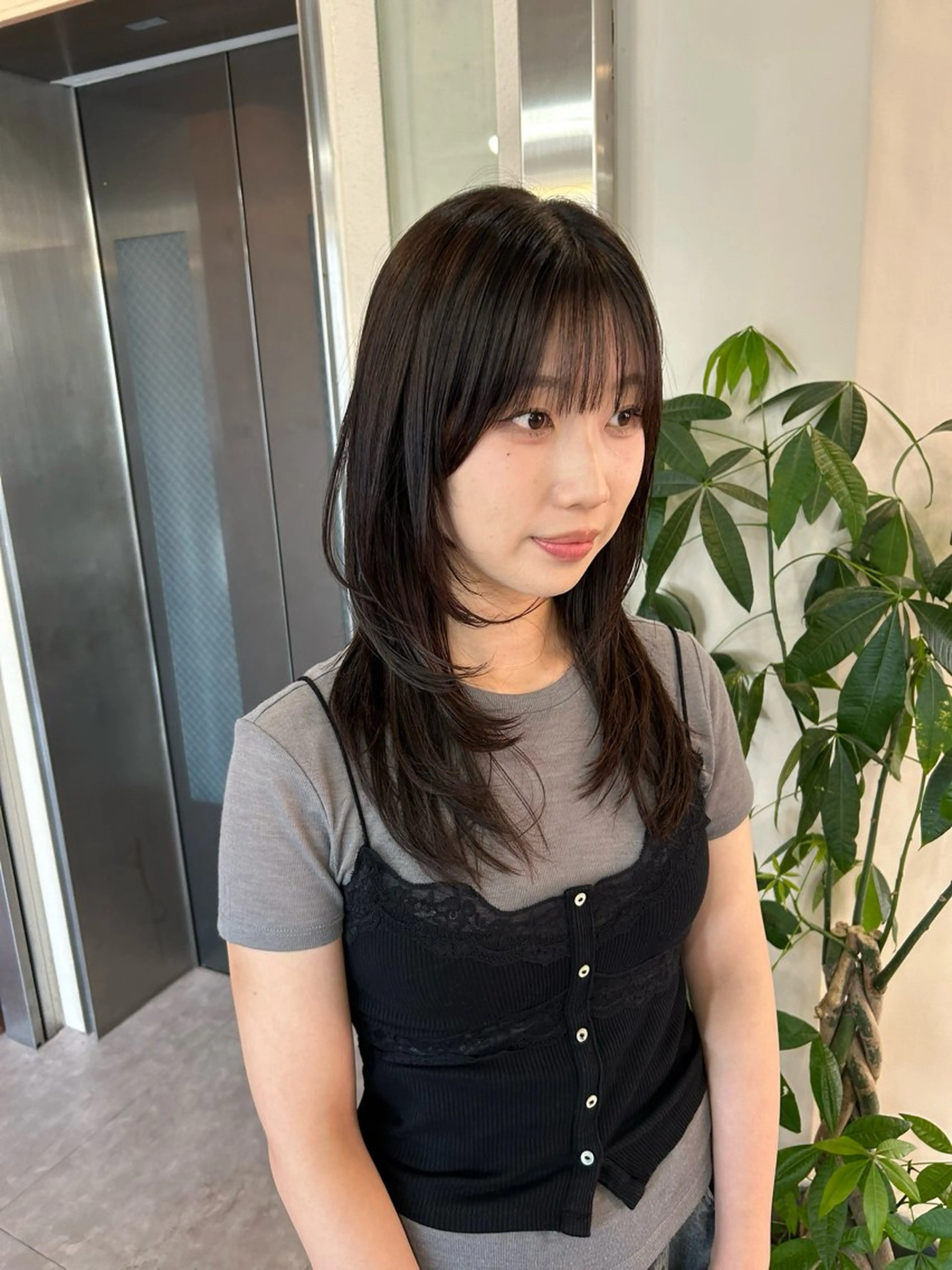 セミロング カラー レイヤーカット カット ヘアカラー トリートメント ヤスザトアヤノ ／レイヤー／オリーブのヘアスタイル