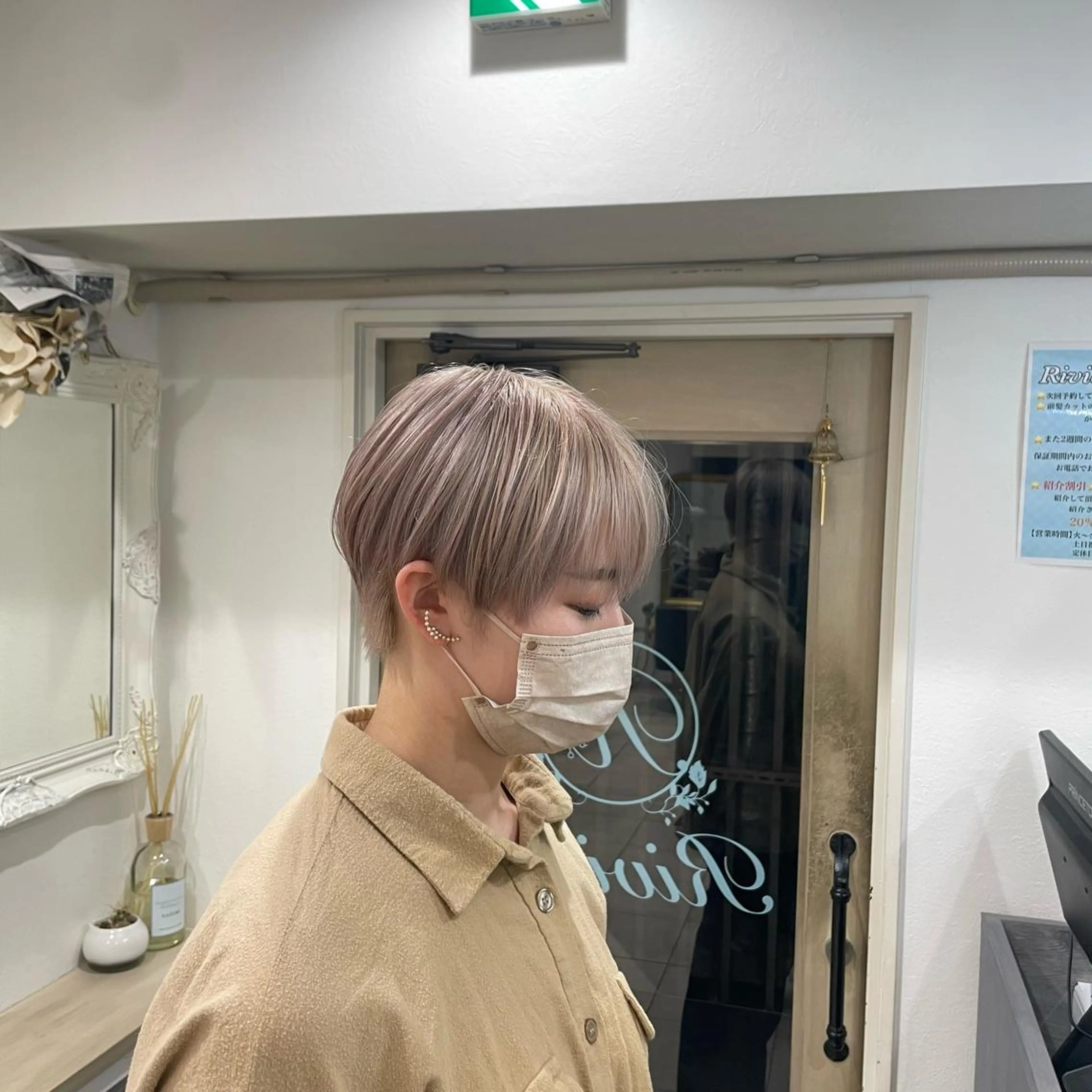 ショート カラー ベージュカラー ブリーチ ホワイトベージュ cinq PROJECT所属・ミルクティーベージュ /三村克彦のヘアスタイル