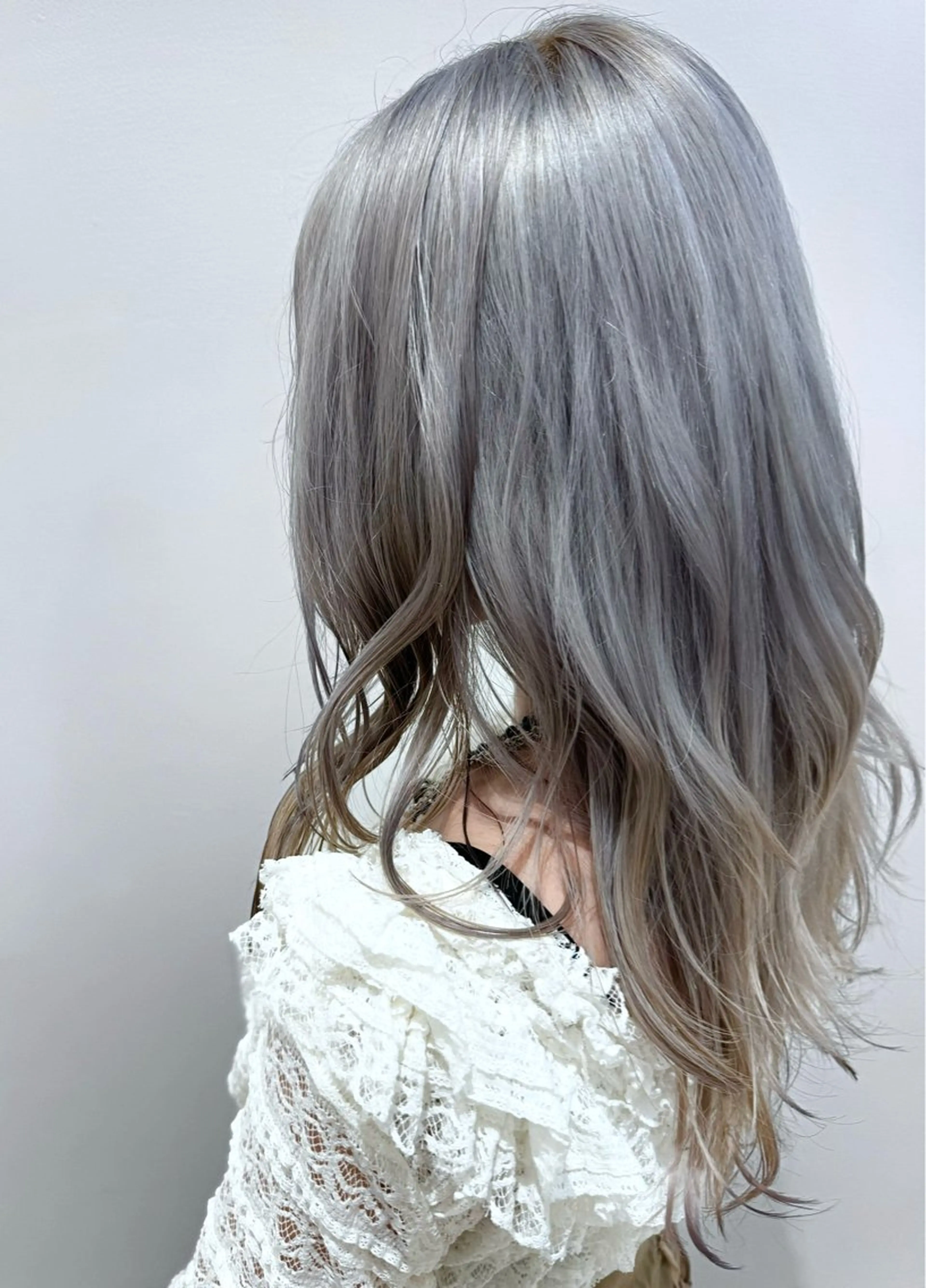 ロング カラー シルバー ヘアカラー 🐺ウルフ× ハイトーン🐺MOEのヘアスタイル