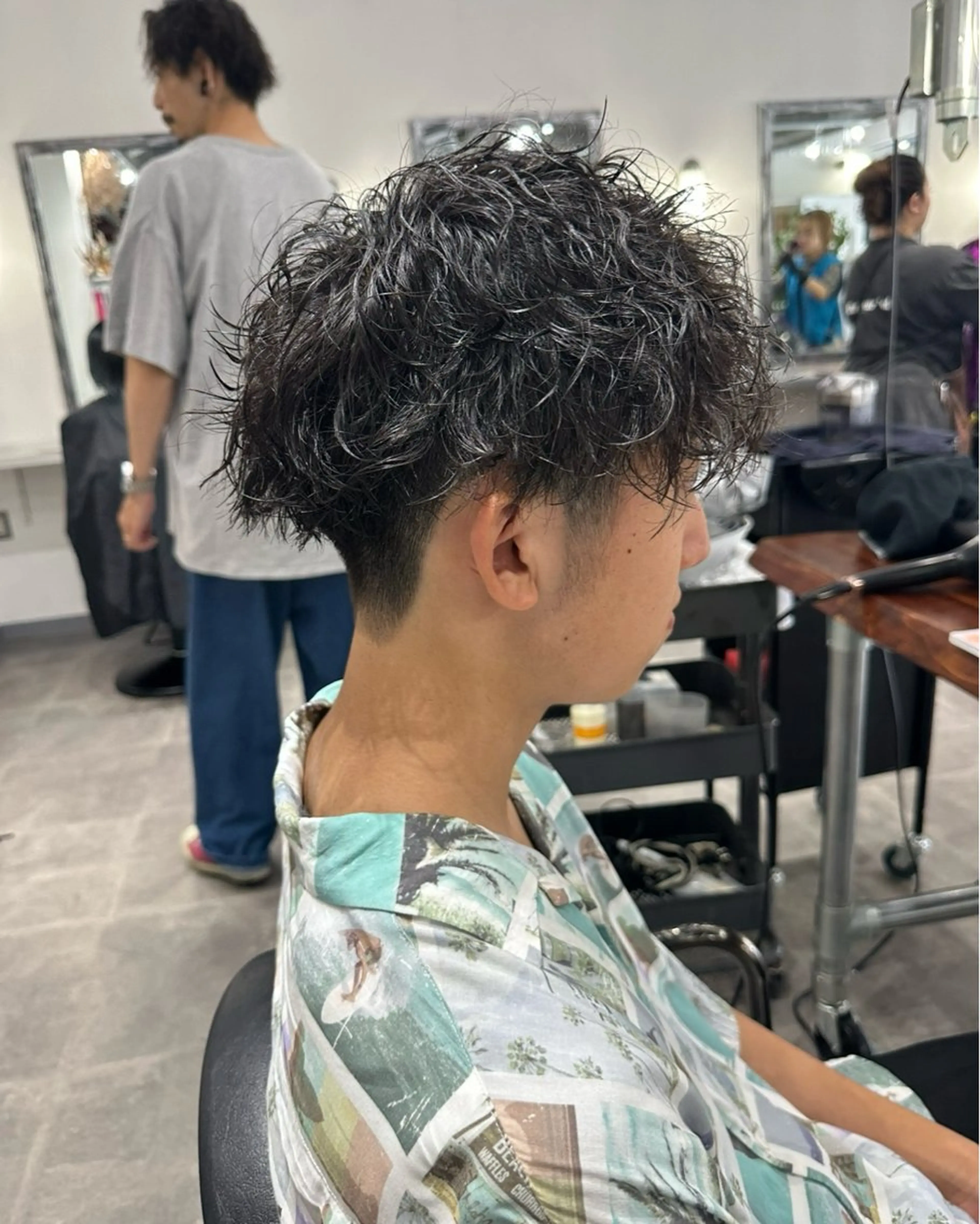ショート パーマ メンズ メンズパーマ ツイストスパイラルパーマ スパイラルパーマ 篠崎 佑季のヘアスタイル