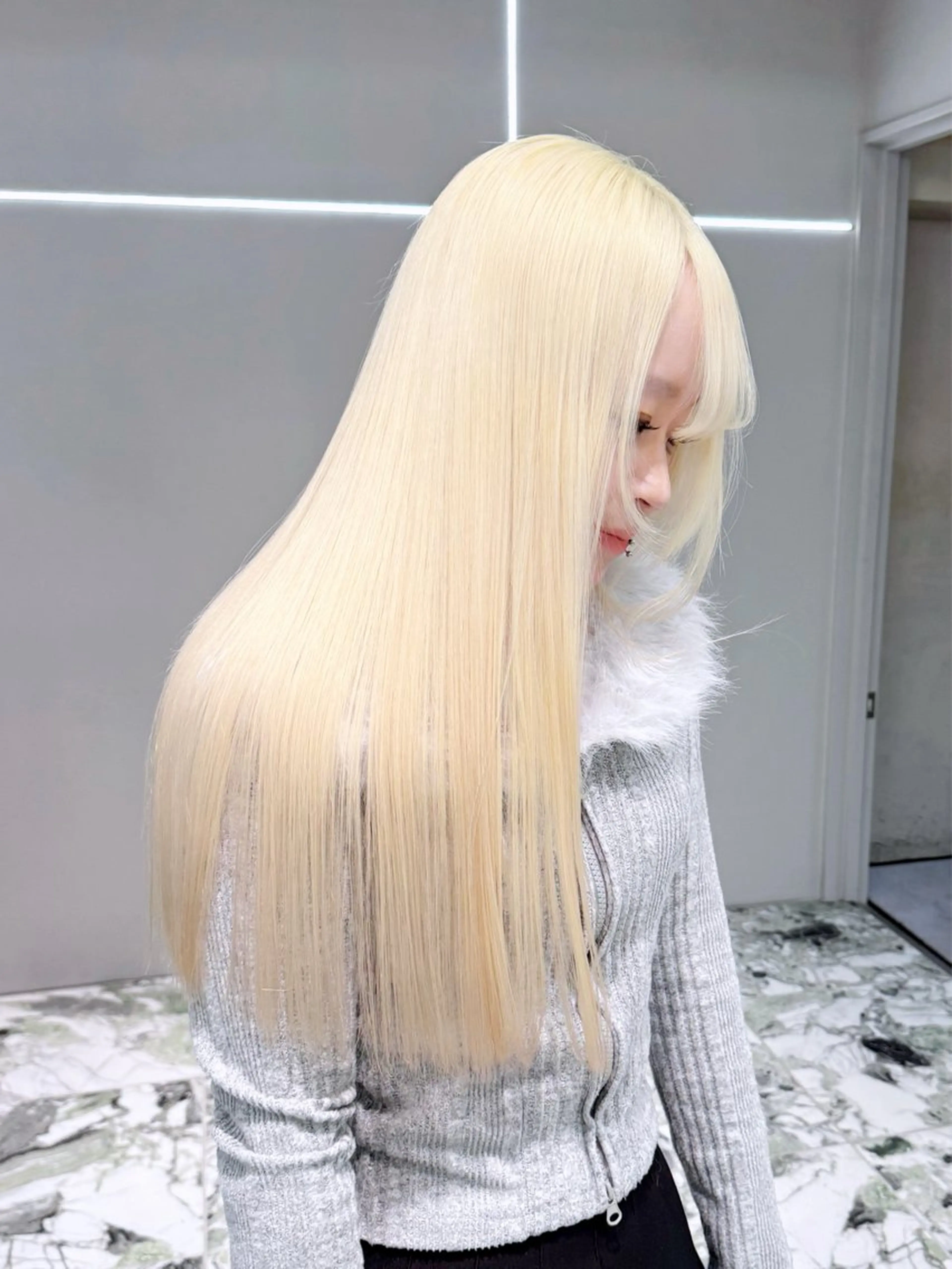 セミロング カラー ブリーチ ブロンド ケアブリーチ ホワイトブロンド ヘアカラー ria RIHO 今年ラスト出勤是非！のヘアスタイル