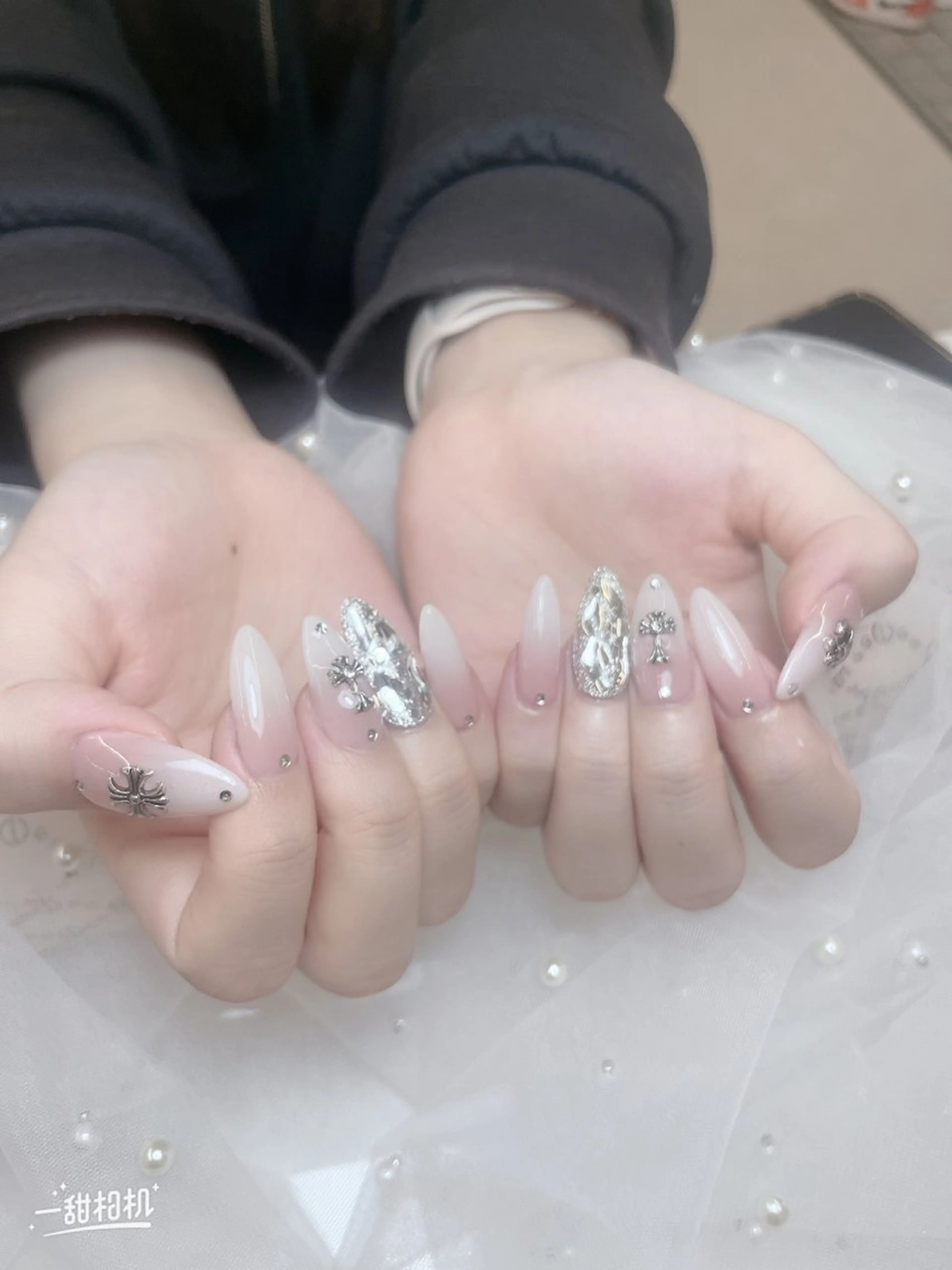 ネイル チークネイル 長さ出し フレンチネイル キラキラネイル ラメ(グリッター) ハンドネイル Vp ネイルのネイルデザイン