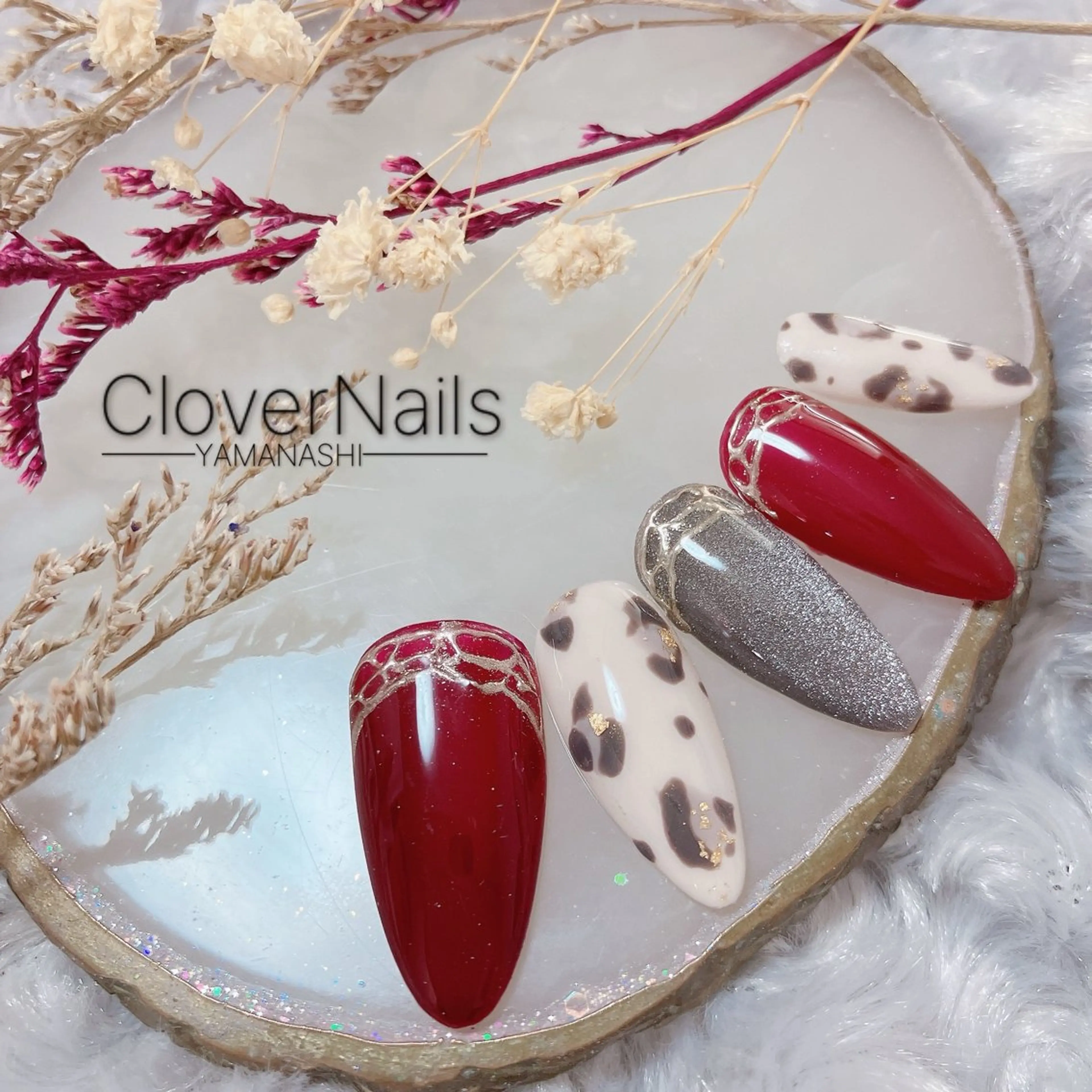 ネイル アニマル柄 ゴールド マグネットネイル ミラーネイル 赤色 ハンドネイル 自宅ネイルサロン クロバーネイルのネイルデザイン