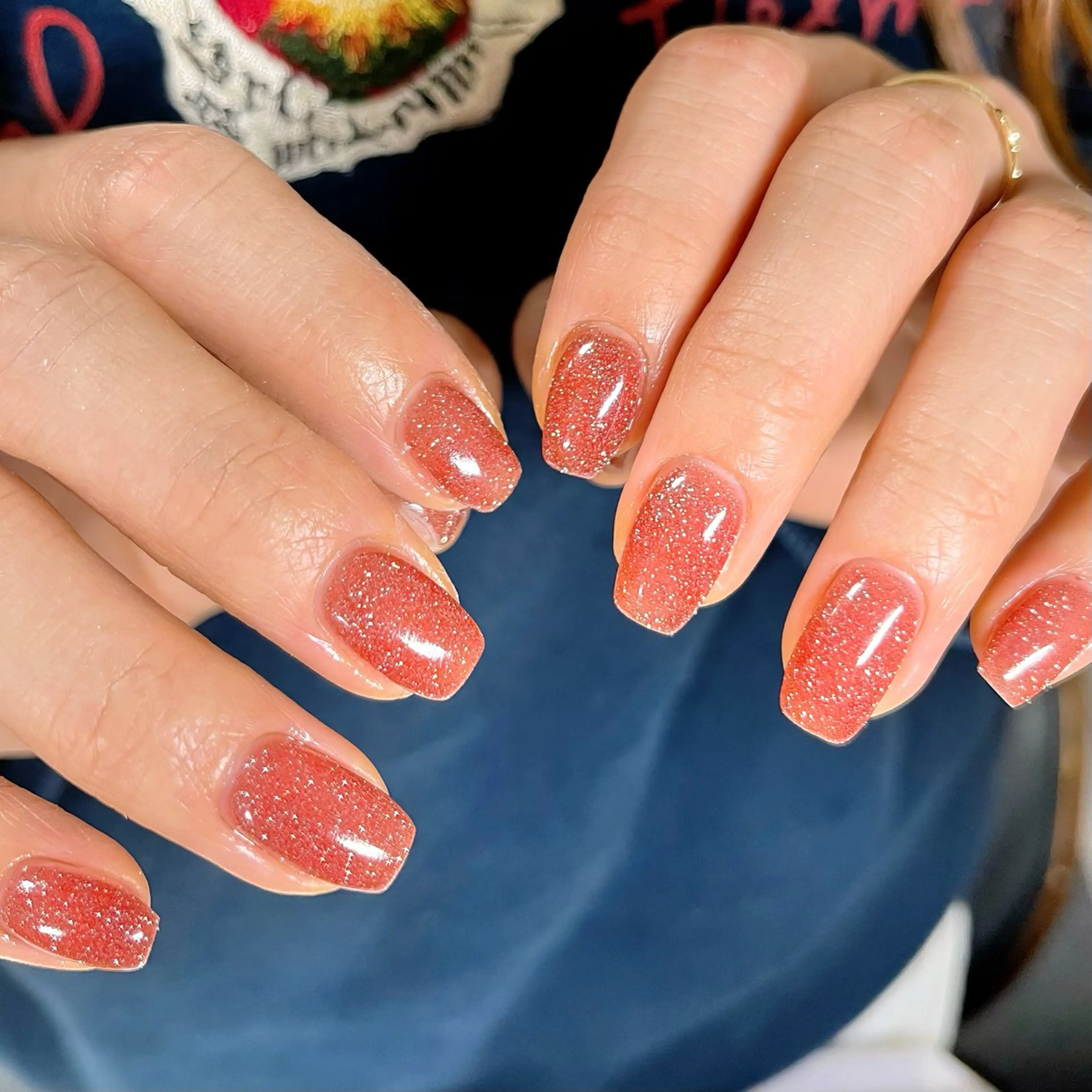 ネイル キラキラネイル ワンカラーネイル オレンジ 赤色 ハンドネイル ハンドケア 🎀NAIL🎀 AI🪄︎︎◝✩のネイルデザイン