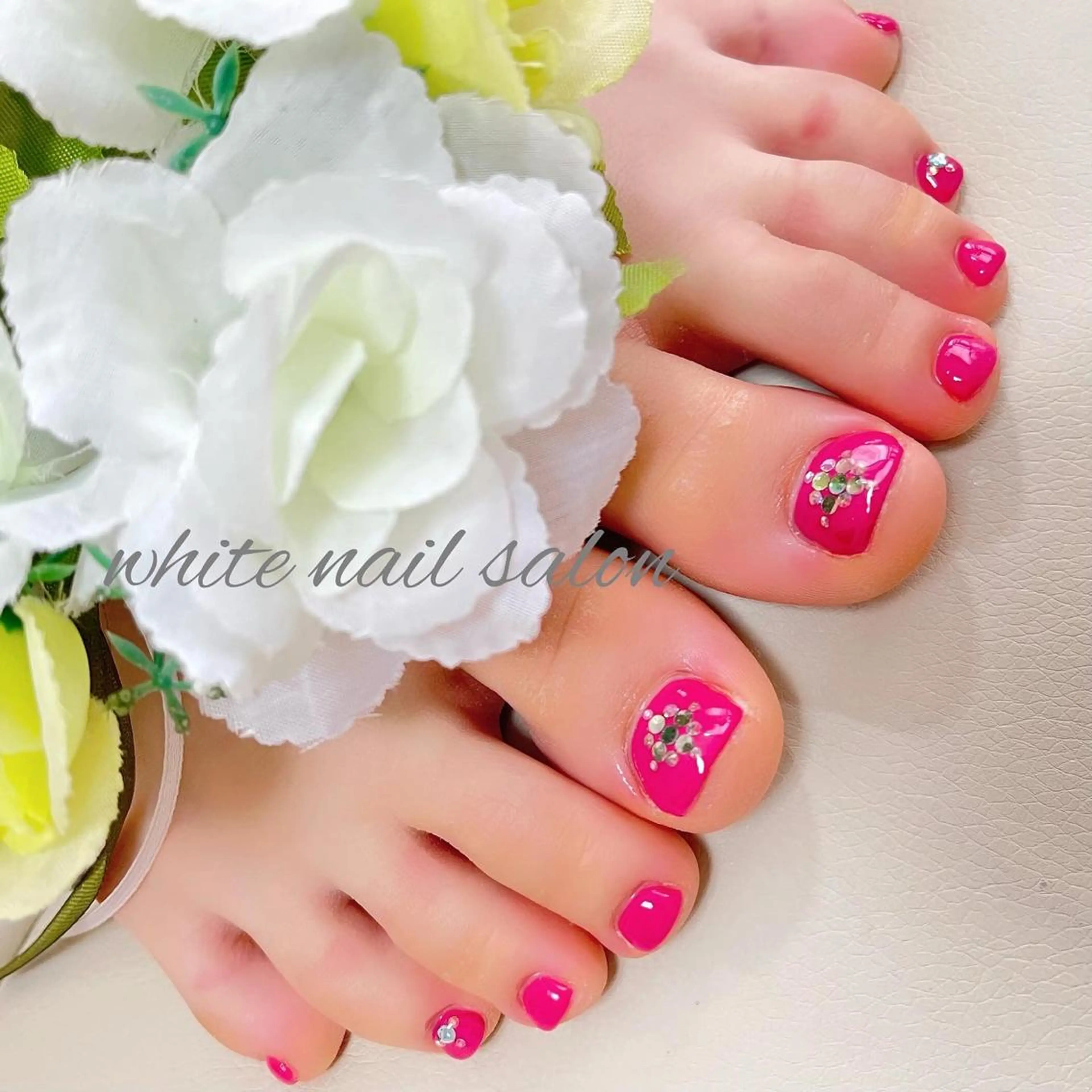 ネイル フットネイル ジェルネイル ハードジェル ラメ(グリッター) 持ち込み フットネイル white nail salonのネイルデザイン