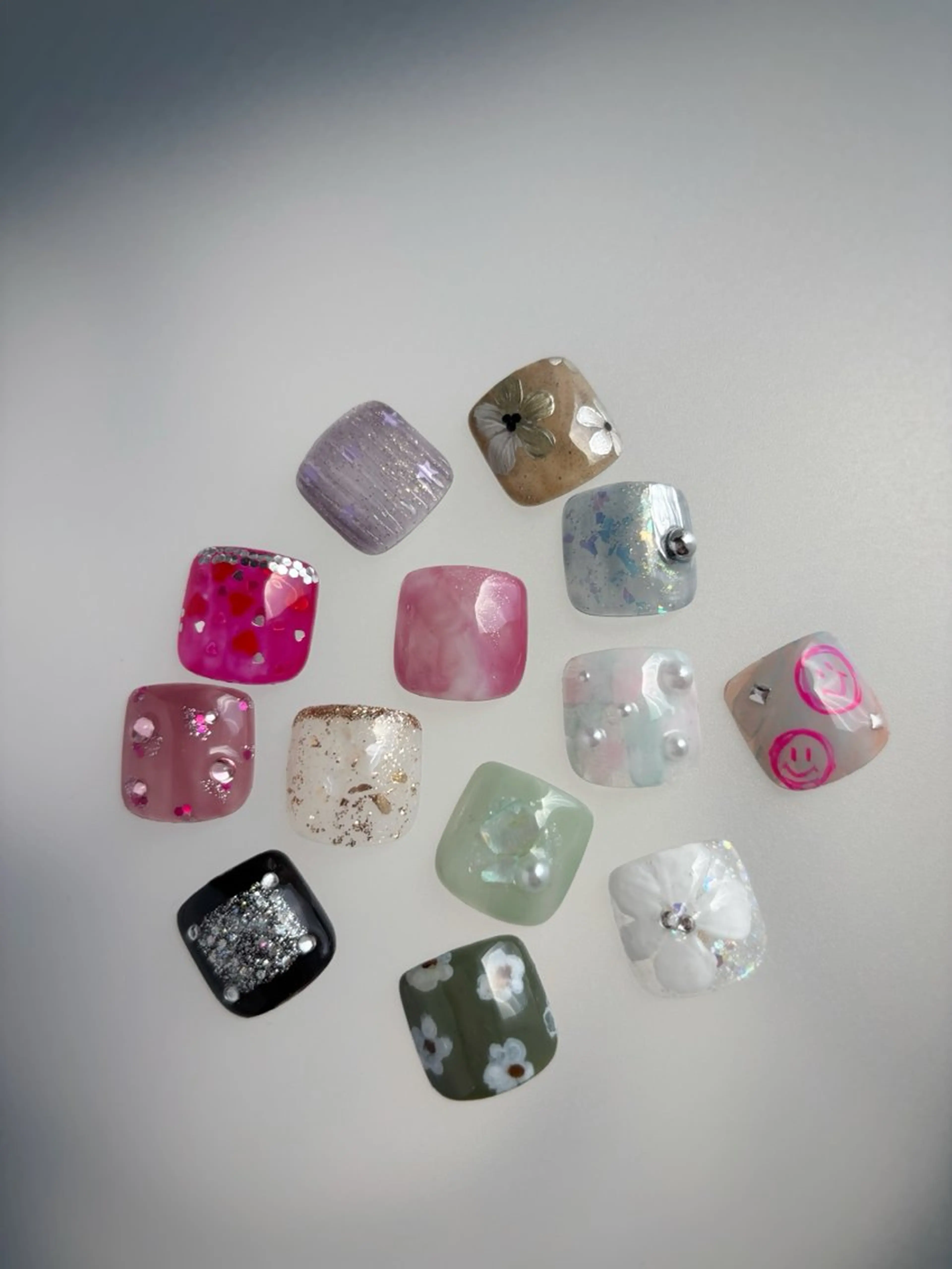 【親指　定額アート👣】デザインサンプルからお選びください♡デザインは毎月増えていきます💫小さいお爪はワンカラーです。の写真