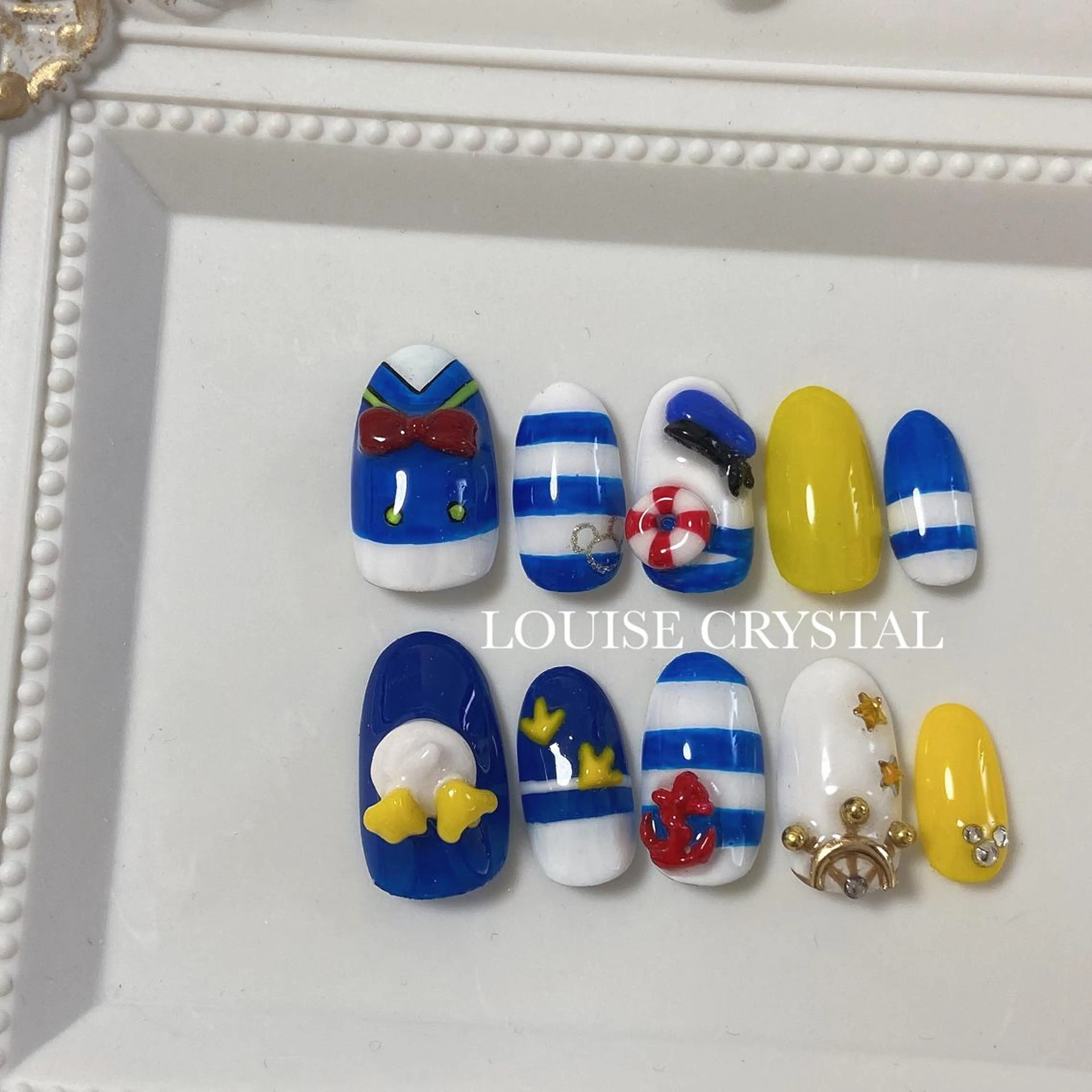 ネイル ハンドネイル LOUISE CRYSTALのネイルデザイン