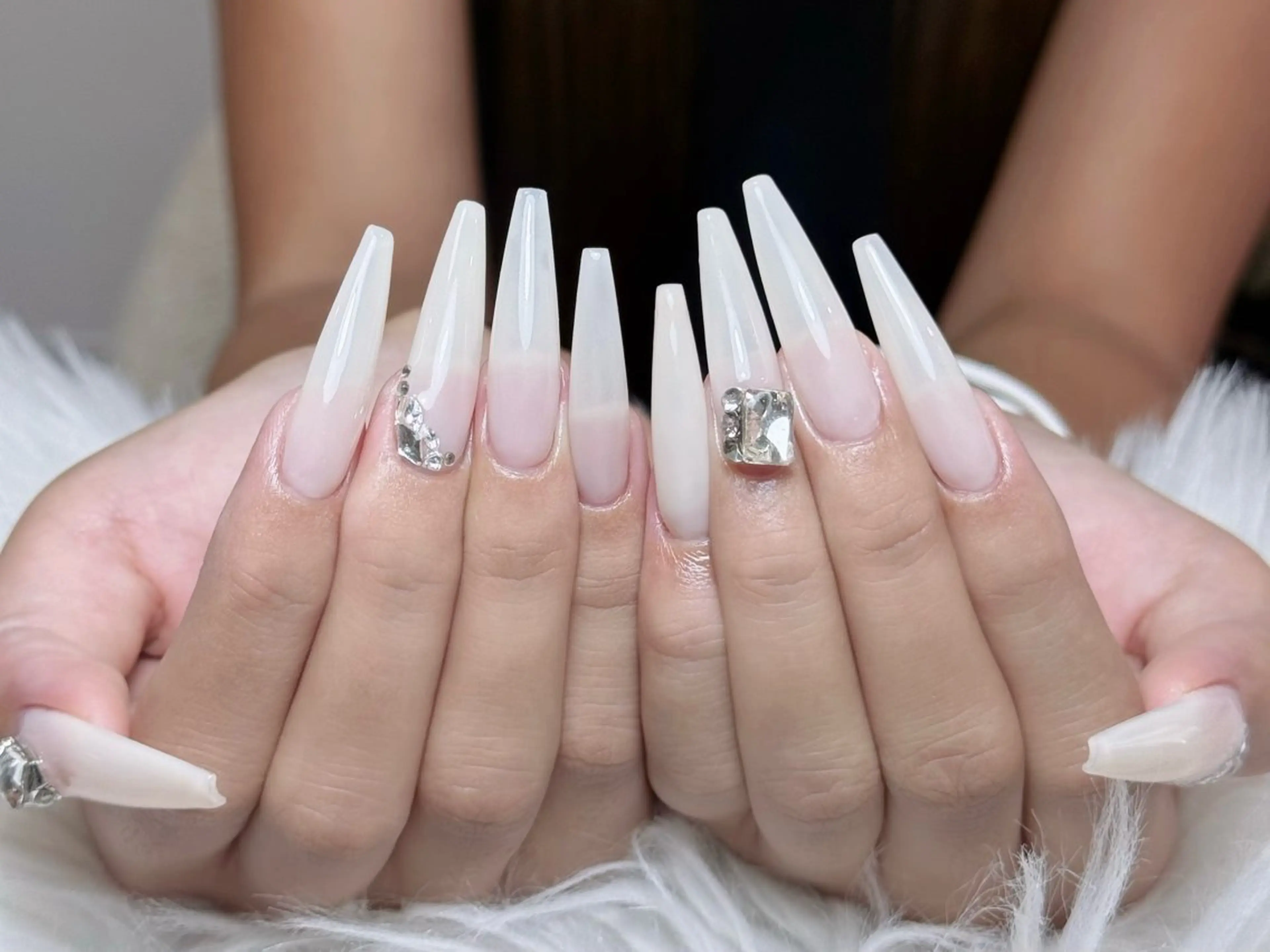 ネイル ボルドー ブラウン チークネイル ドット フットネイル Julli ジュリのネイルデザイン