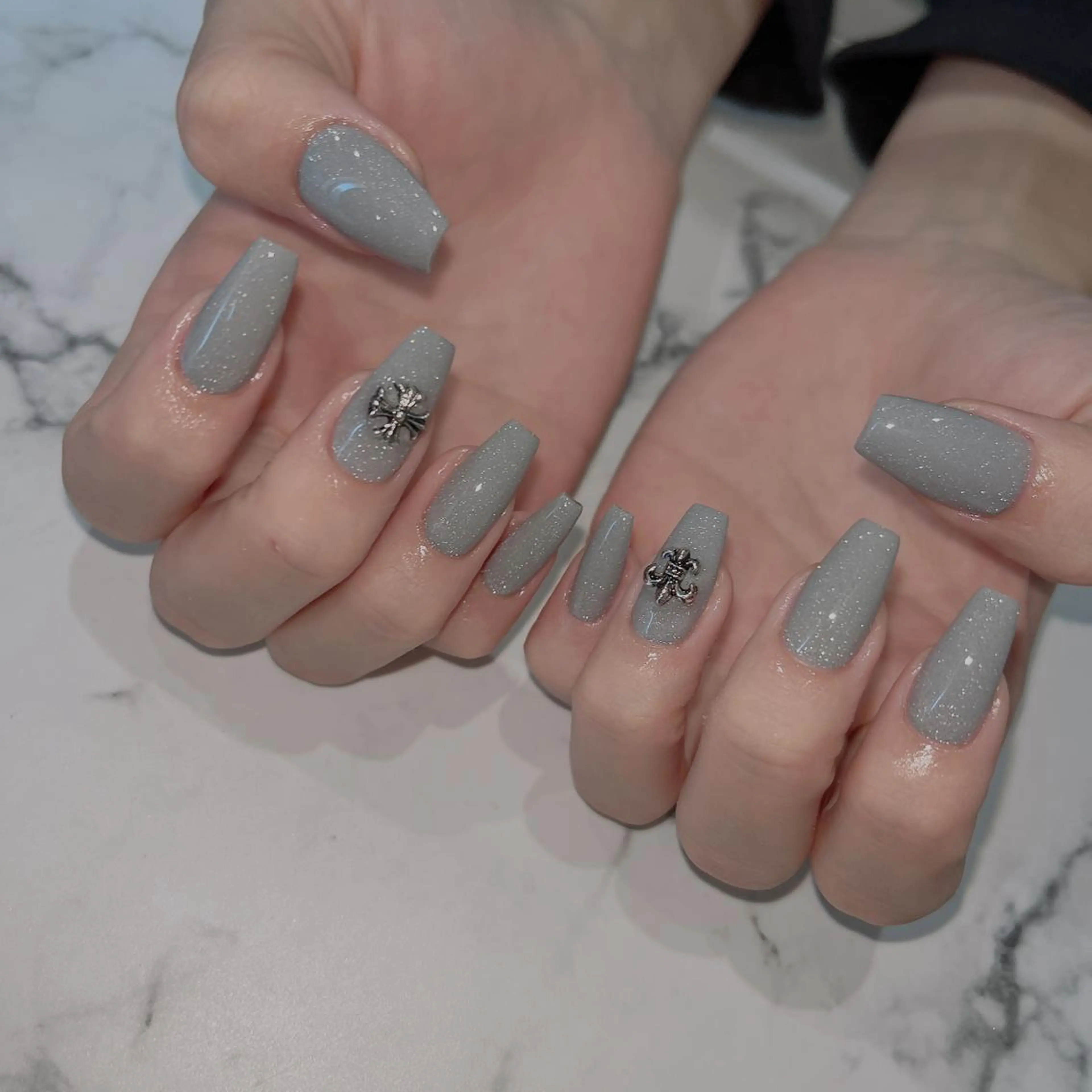 ネイル フットネイル フレンチネイル ジェルネイル ラメ(グリッター) ラメグラデーション ハンドネイル NEO Beauty Salon所属・𝐍𝐄𝐎 𝐉𝐔𝐑𝐈のネイルデザイン