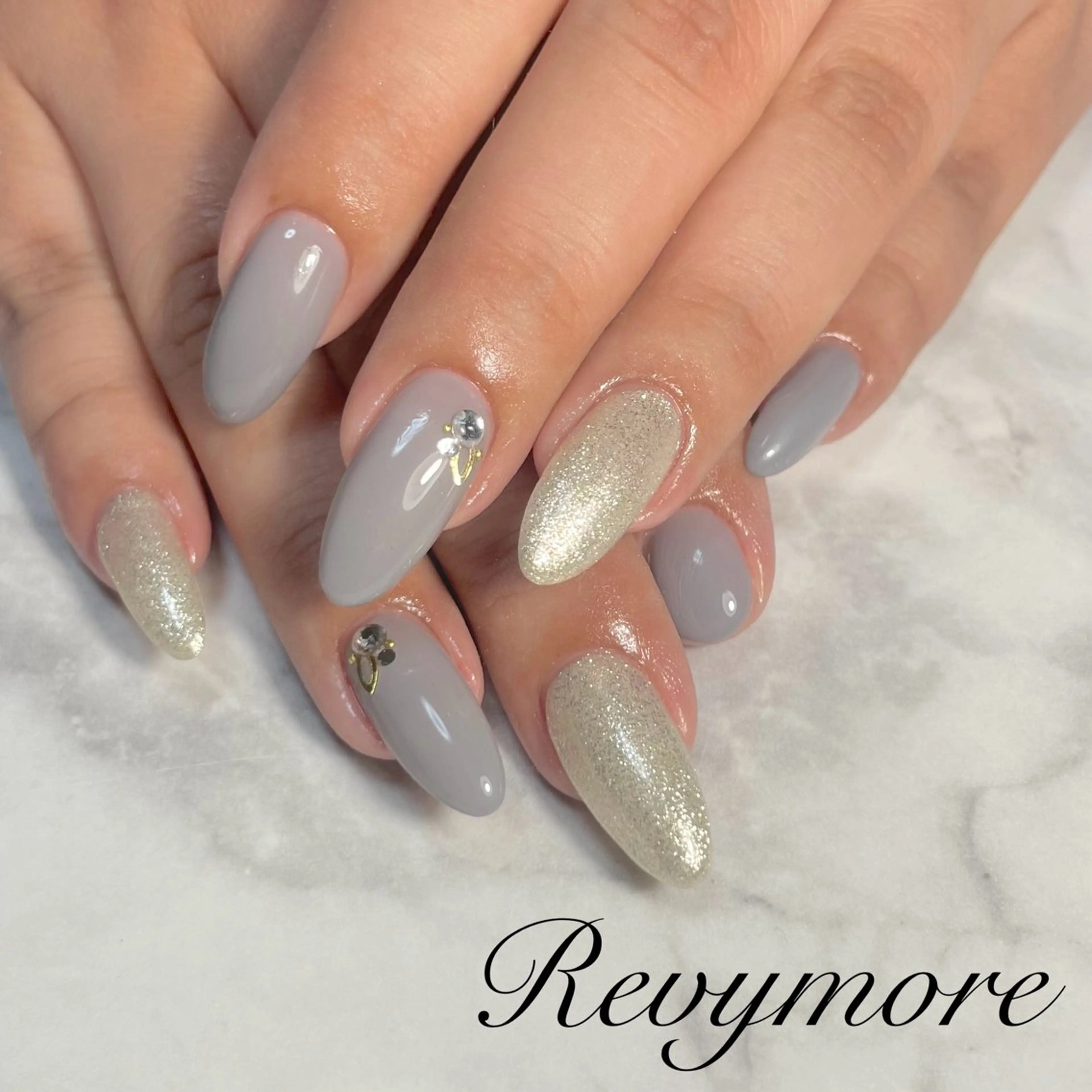 ネイル ジェルネイル ゴールド 韓国ネイル ニュアンスネイル オフィスネイル ハンドネイル フットネイル nail salon Revymore所属・nail salon Revymoreのネイルデザイン