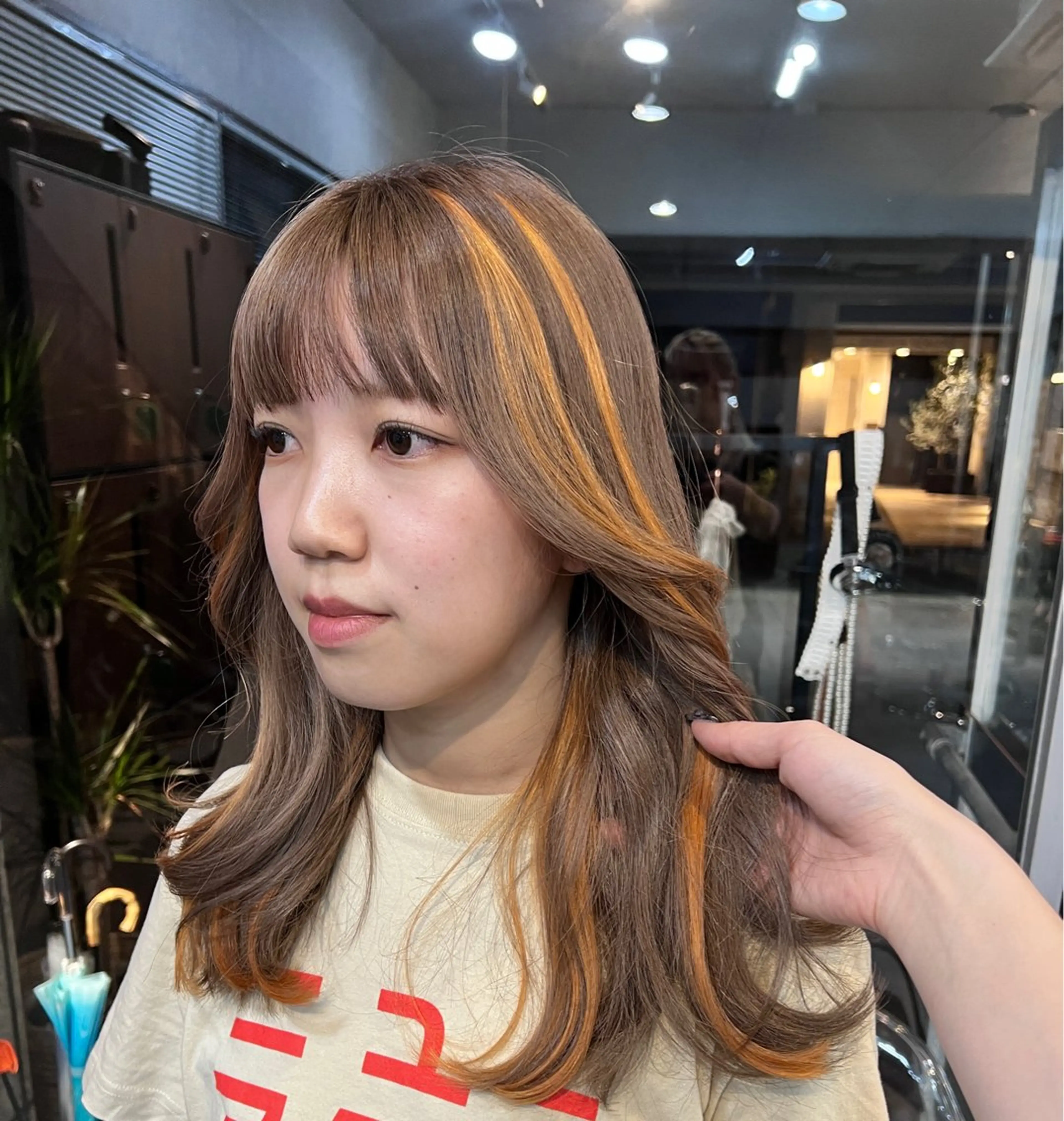 【カット＋ポイントケアブリーチ＋保湿トリートメント】ブリーチ部分のみカラー、インナーカラー、イヤリングカラーの写真