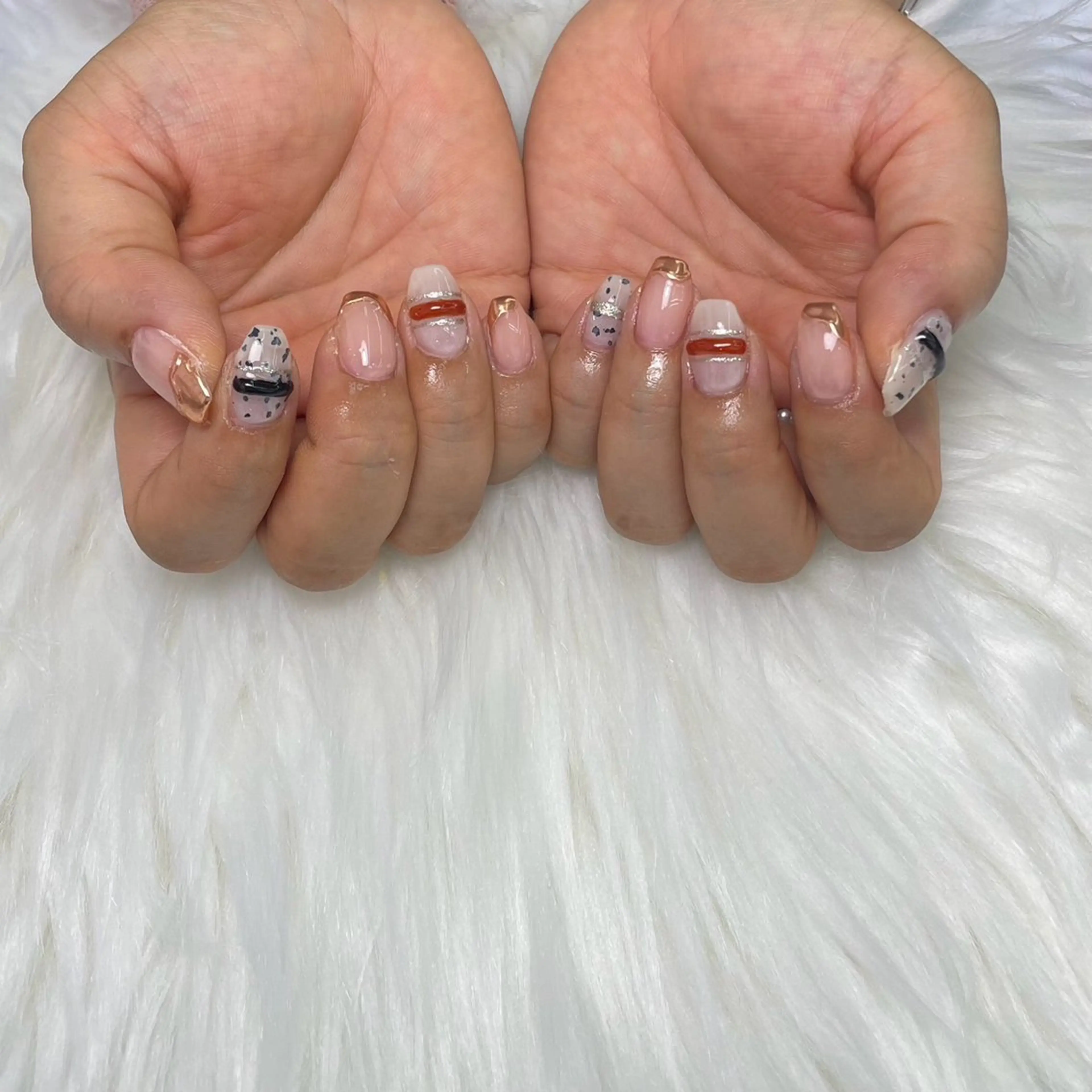 ネイル アートネイル ブラウン ドット ゴールド ミラーネイル ハンドネイル Queen Stella所属・Quee Stllaのネイルデザイン