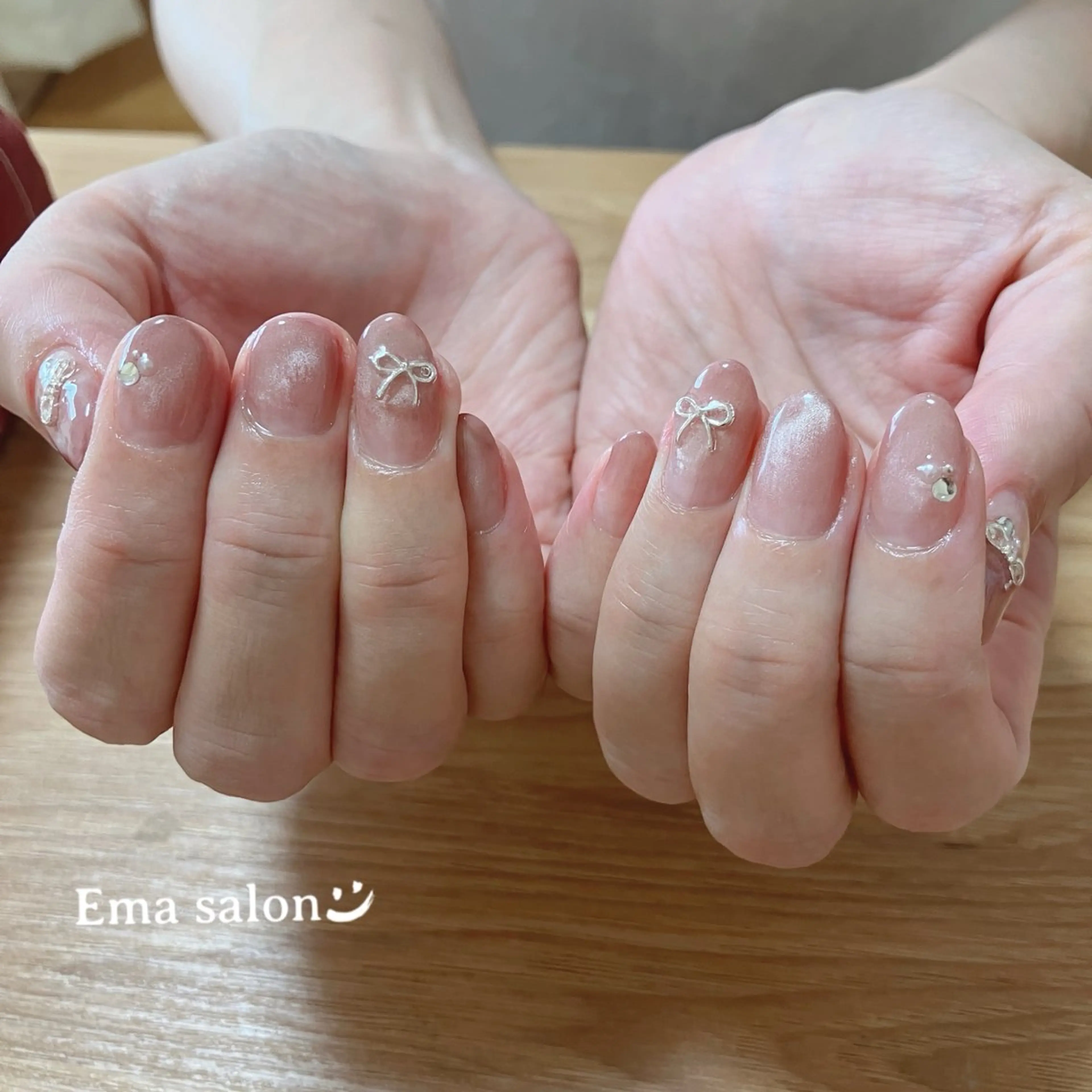 ネイル グラデーション マグネットネイル リボン ハンドネイル Ema salon satomiのネイルデザイン