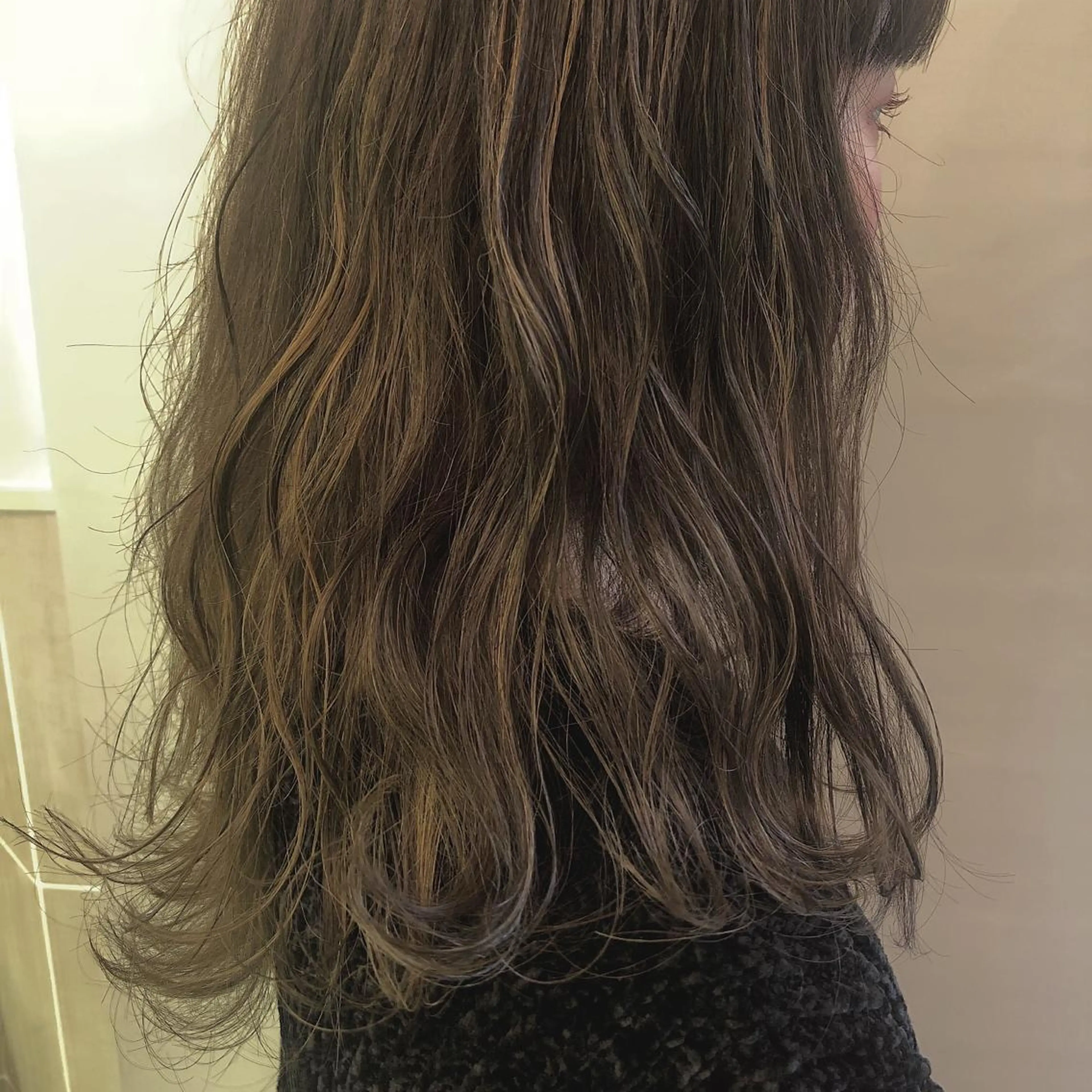 セミロング ハイライト カット ヘアカラー 齋藤 咲のヘアスタイル