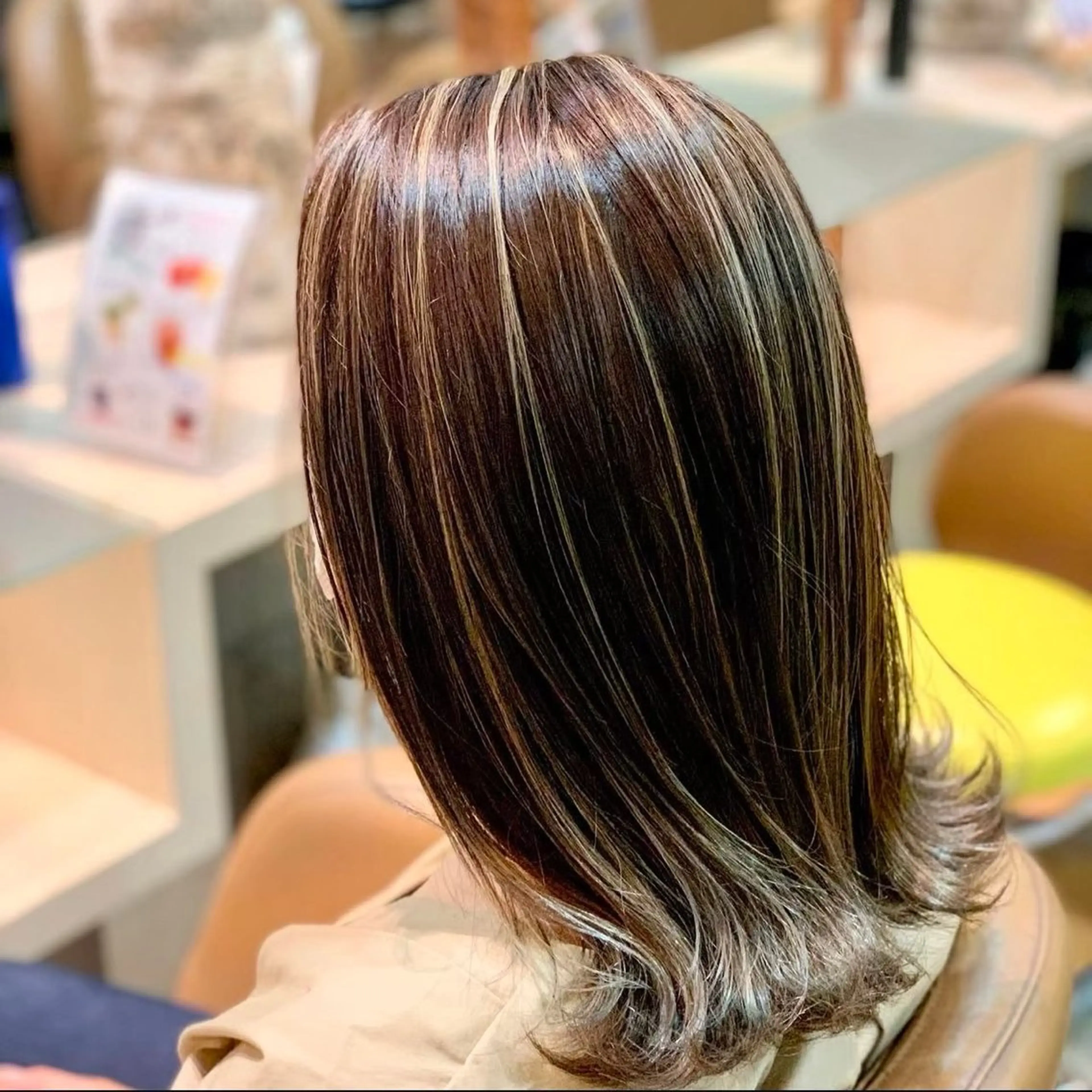 ミディアム カラー ブラウンカラー ハイライトカラー ナチュラルブラウン ハイライト white.梅田所属・White梅田  ／ COCOのヘアスタイル