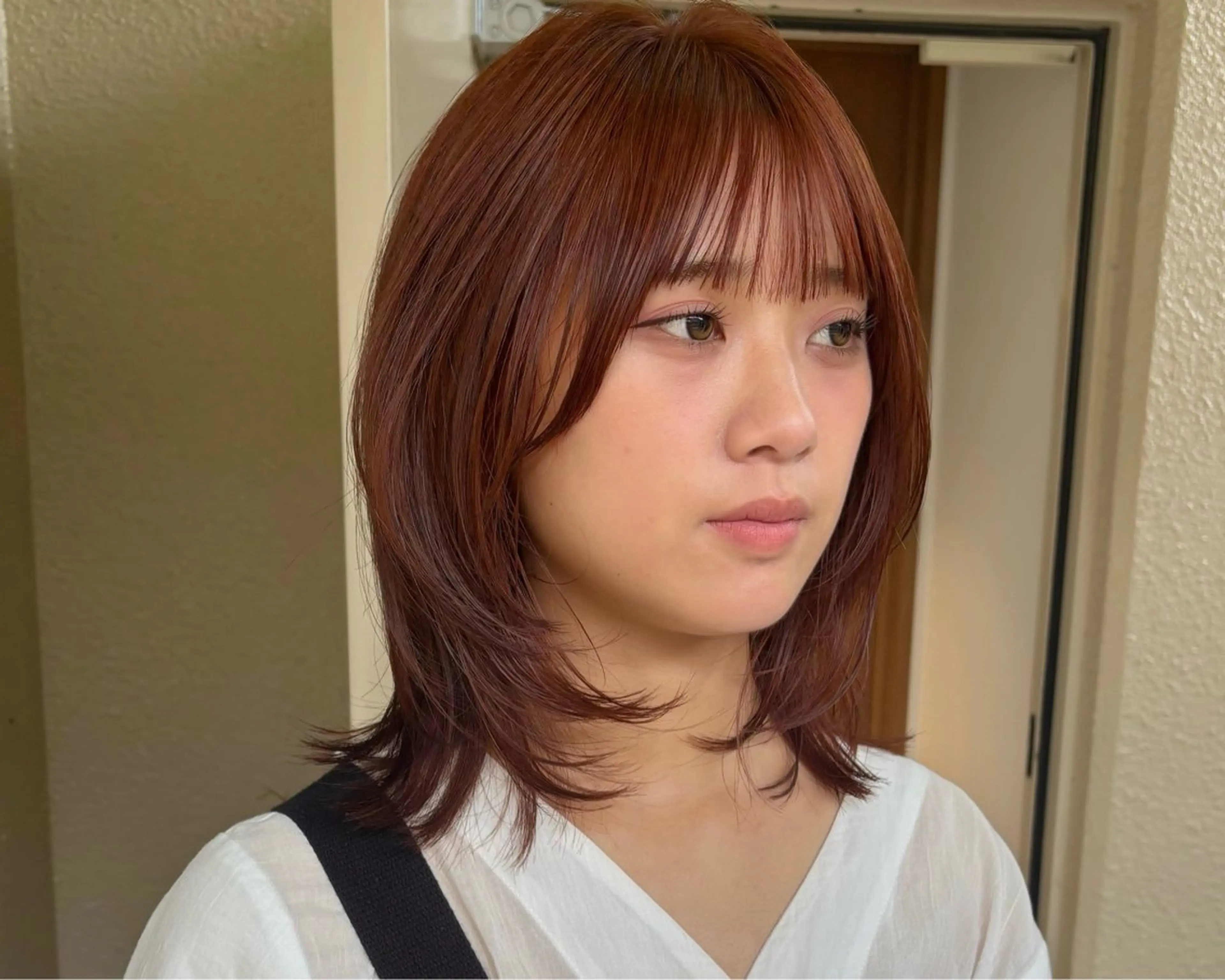 ミディアム カラー ミディアムパーマ アッシュ ベージュカラー ブリーチ 透明感カラー カット ヘアカラー トリートメント mei｜顔まわり ×透明感カラーのヘアスタイル