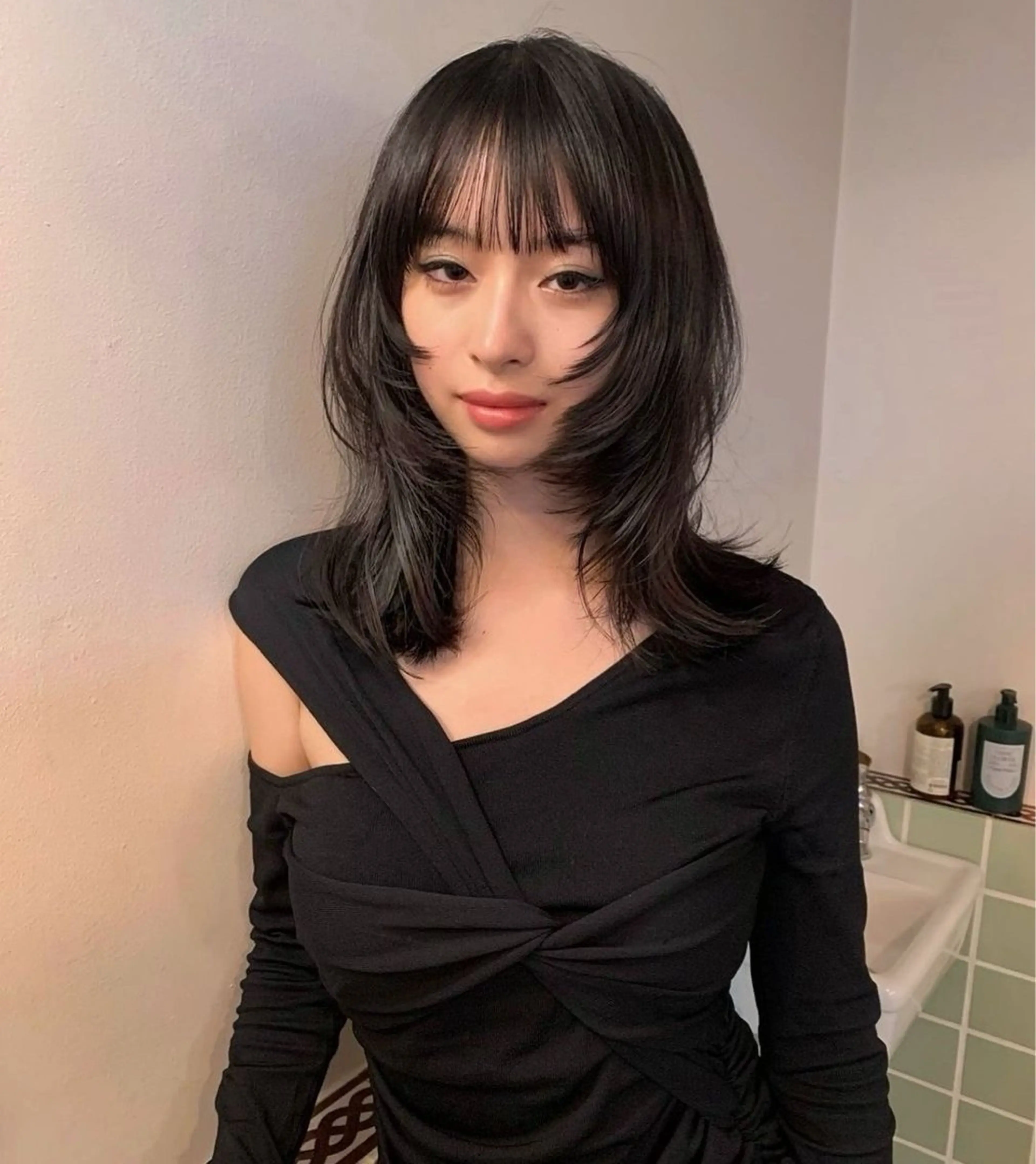 ミディアム 愛加パーマ・レイヤー ・ピンクカラーのヘアスタイル