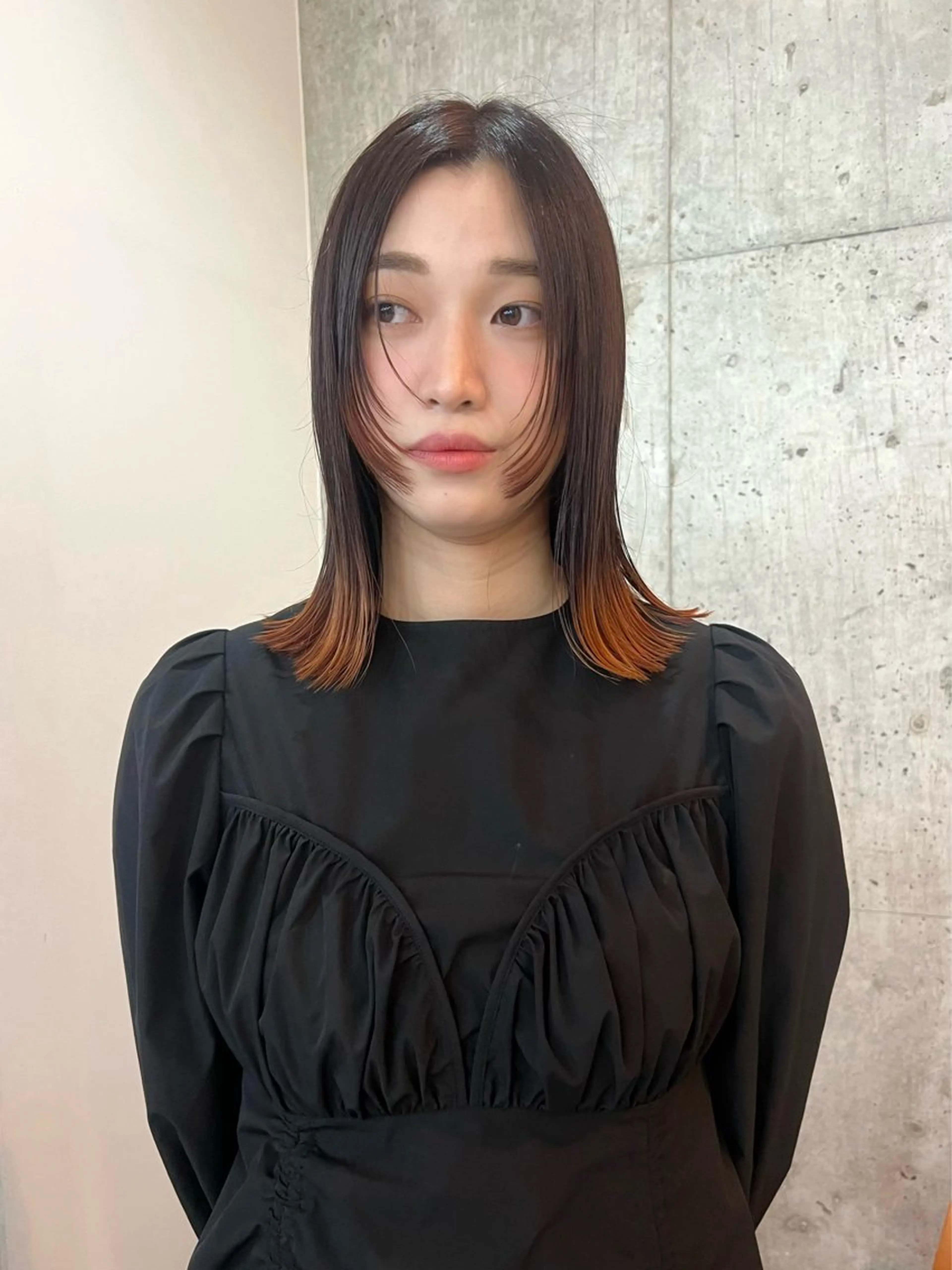 ミディアム 顔まわりレイヤー レイヤーカット 切りっぱなしボブ/ ブリーチカラー/大塚のヘアスタイル