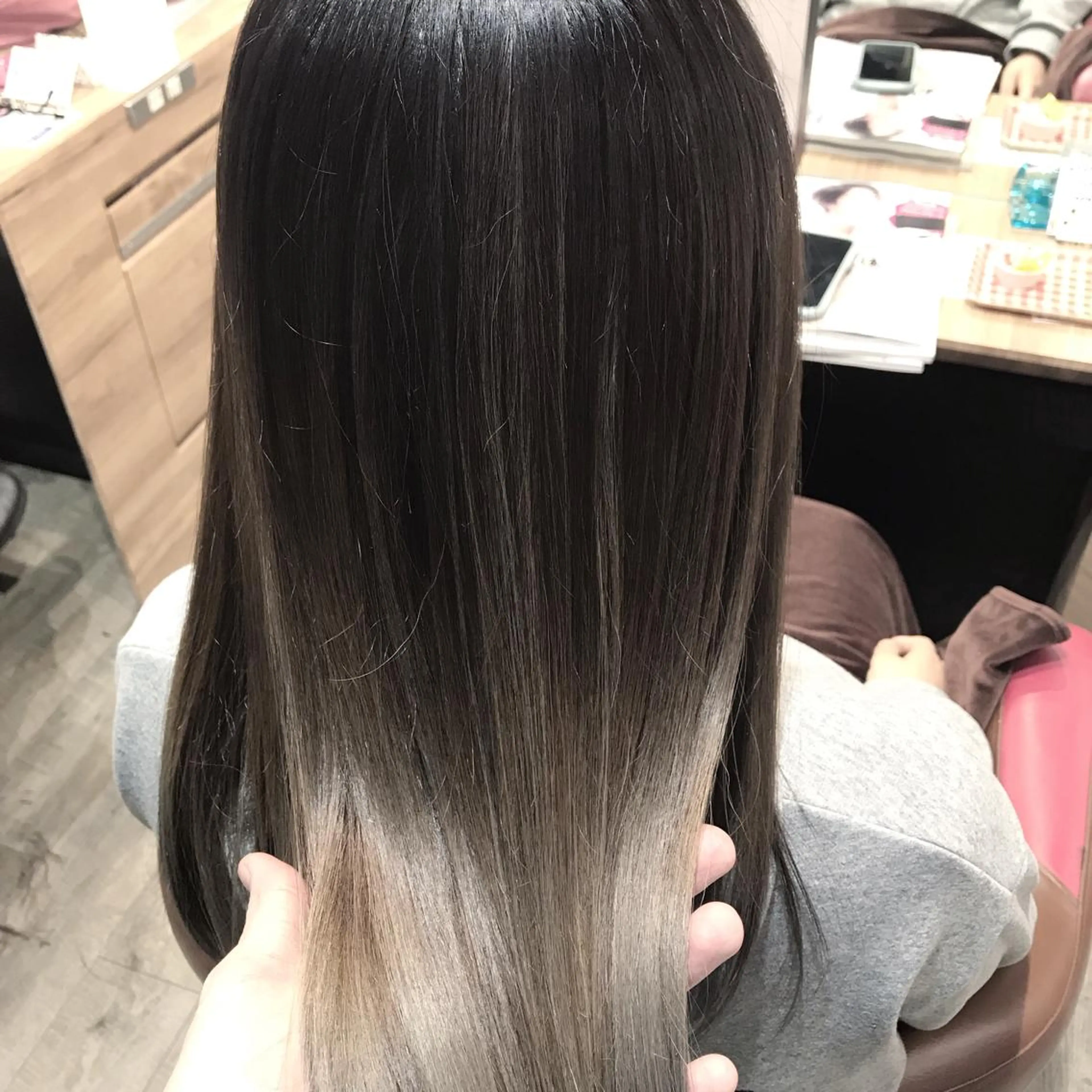ミディアム カラー アッシュ アッシュグレー アッシュグレージュ バレイヤージュ ブリーチ AMI Hair  supply所属・髪質改善カラー 韓国風レイヤーのヘアスタイル
