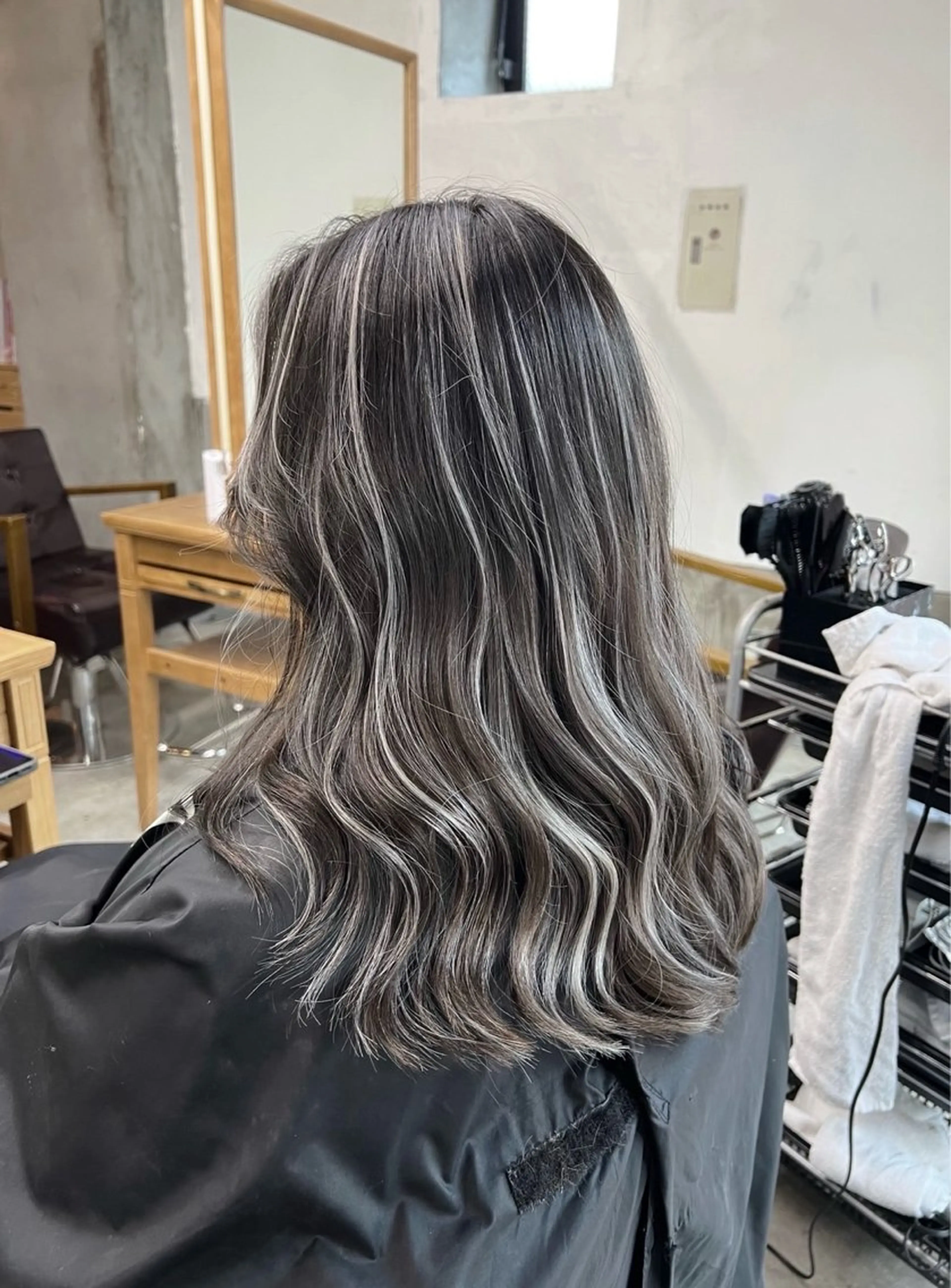 セミロング カラー ダークグレー ダークグレージュ グレージュ ハイライトカラー ハイライト ヘアカラー トリートメント ROBIN所属・指名数No.1 /NAOYAのヘアスタイル