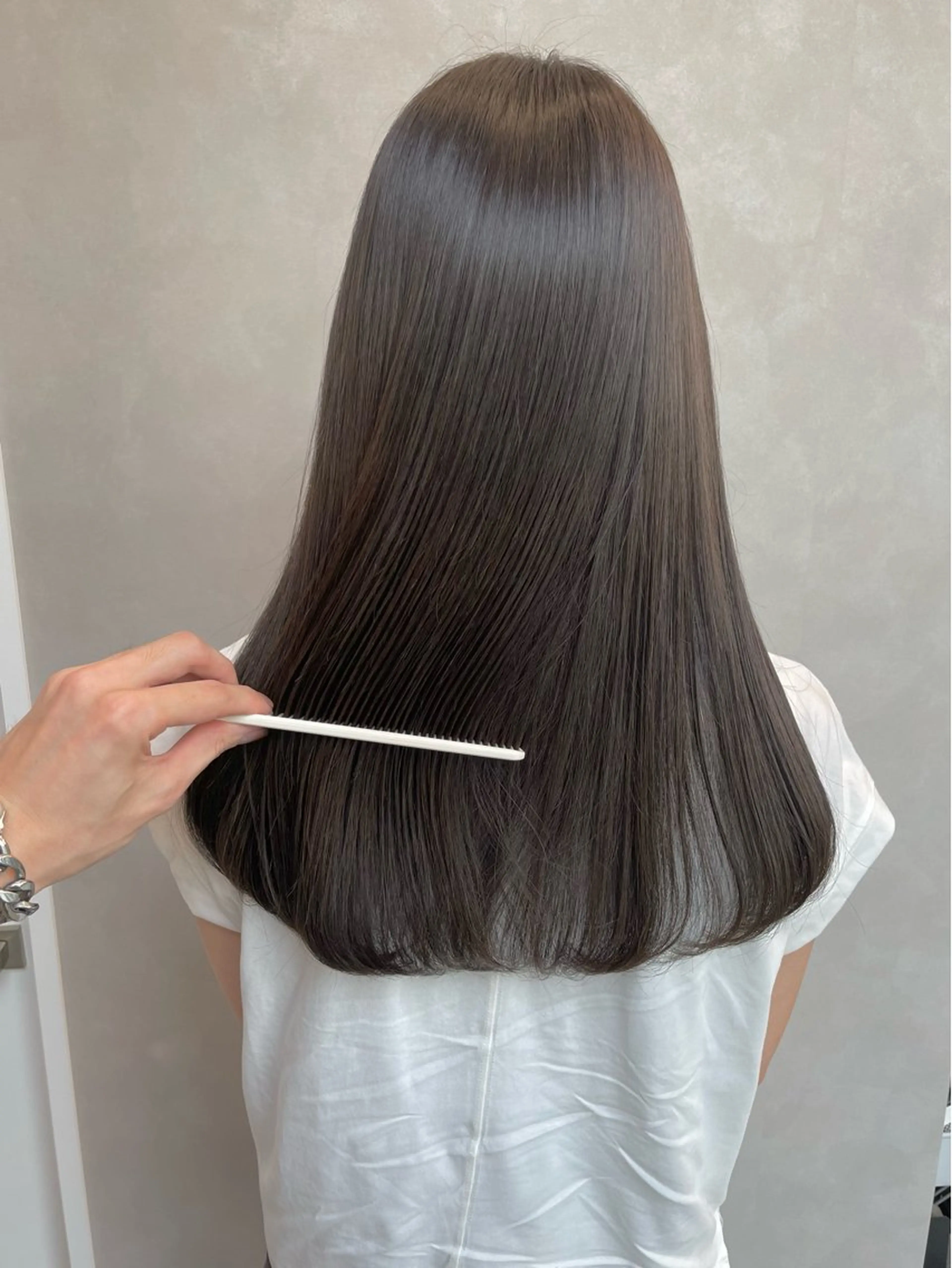 セミロング カラー グレージュ 🌿レイヤー赤み消し 🌿西村拓也のヘアスタイル