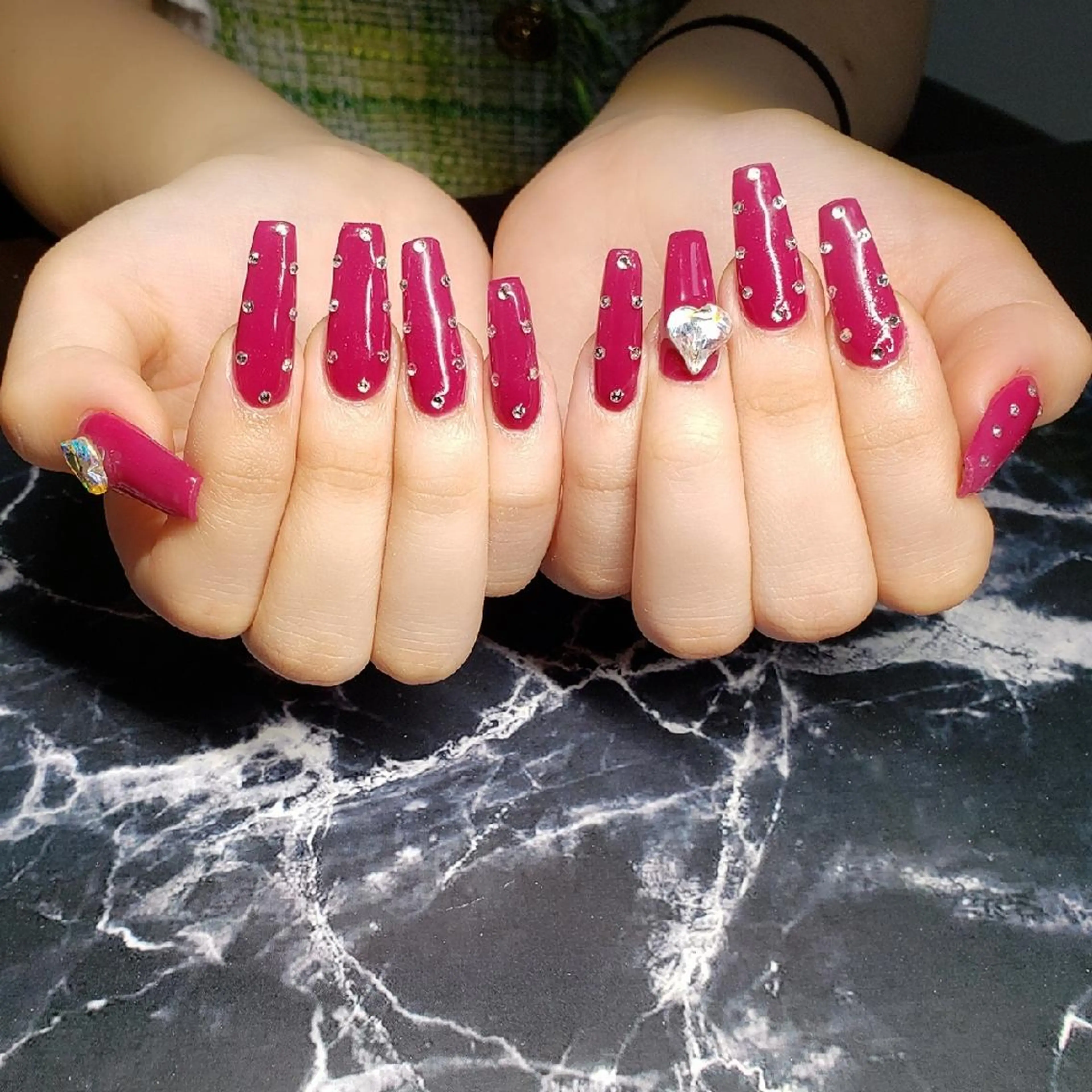 ミディアム ネイル ストーンネイル ハンドネイル クロキ 。のネイルデザイン