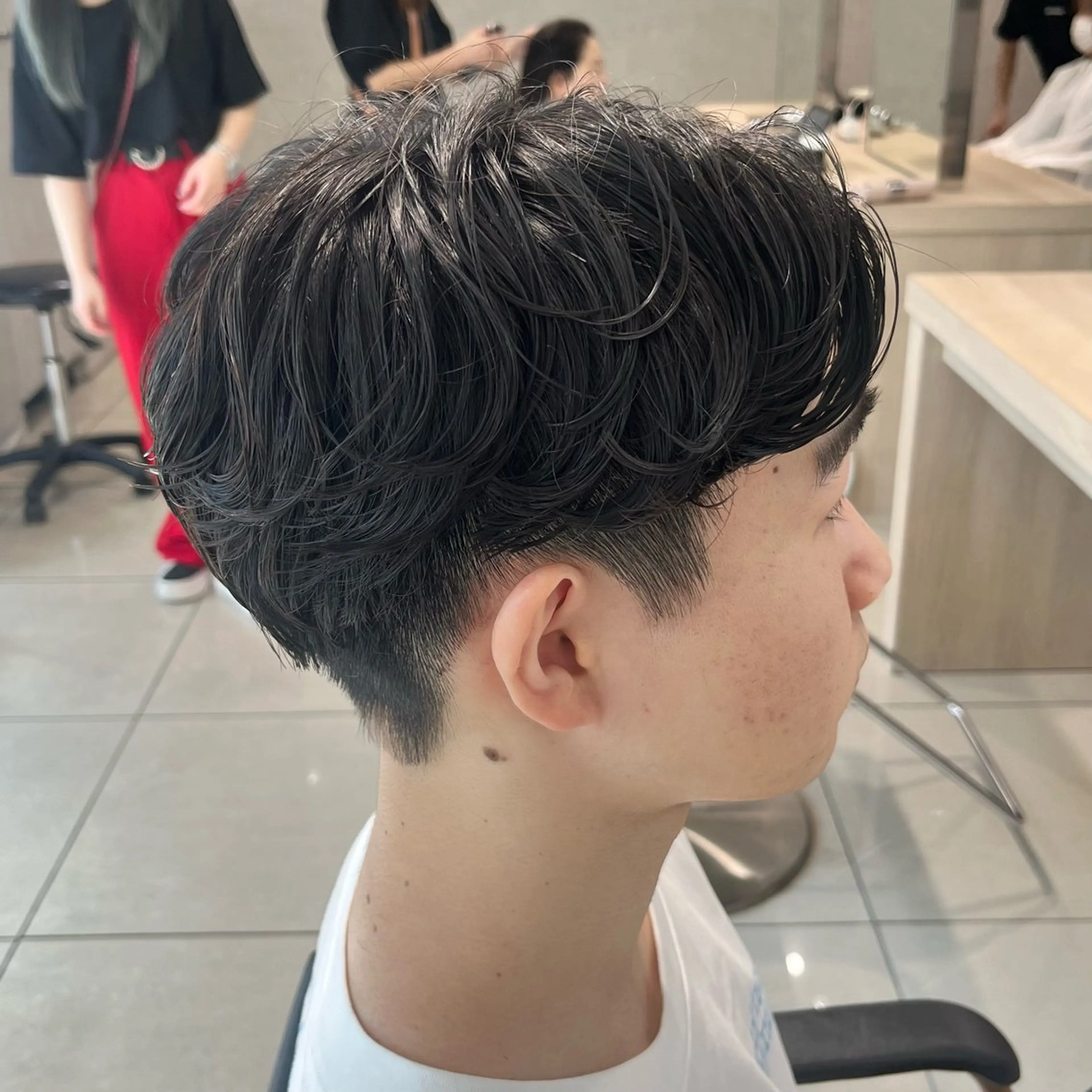 ショート パーマ メンズ センターパート カルマパーマ メンズパーマ カット パーマ 巖本 真希のヘアスタイル