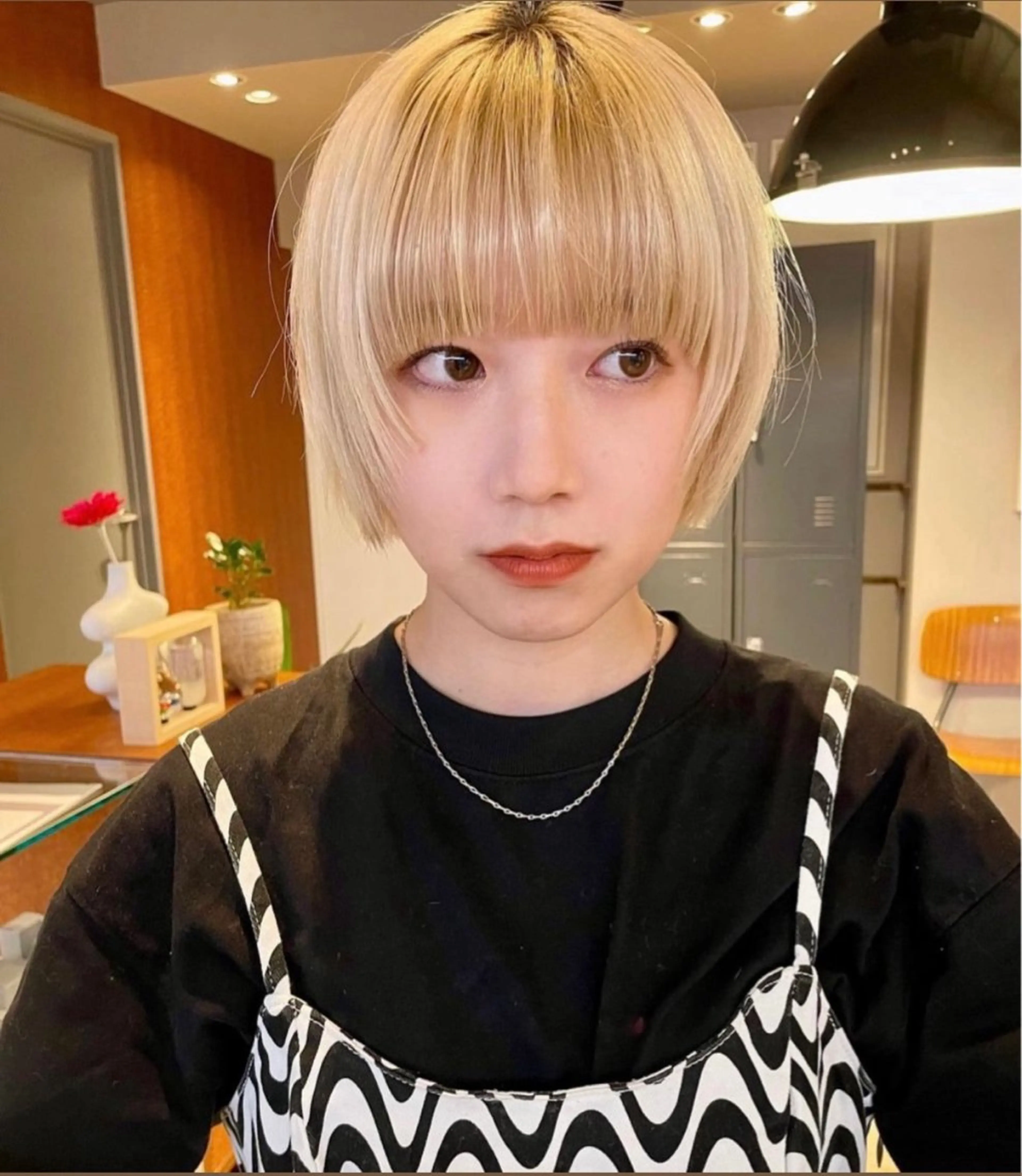 ショート カット ヘアカラー ミルクティーベージュ outaのヘアスタイル