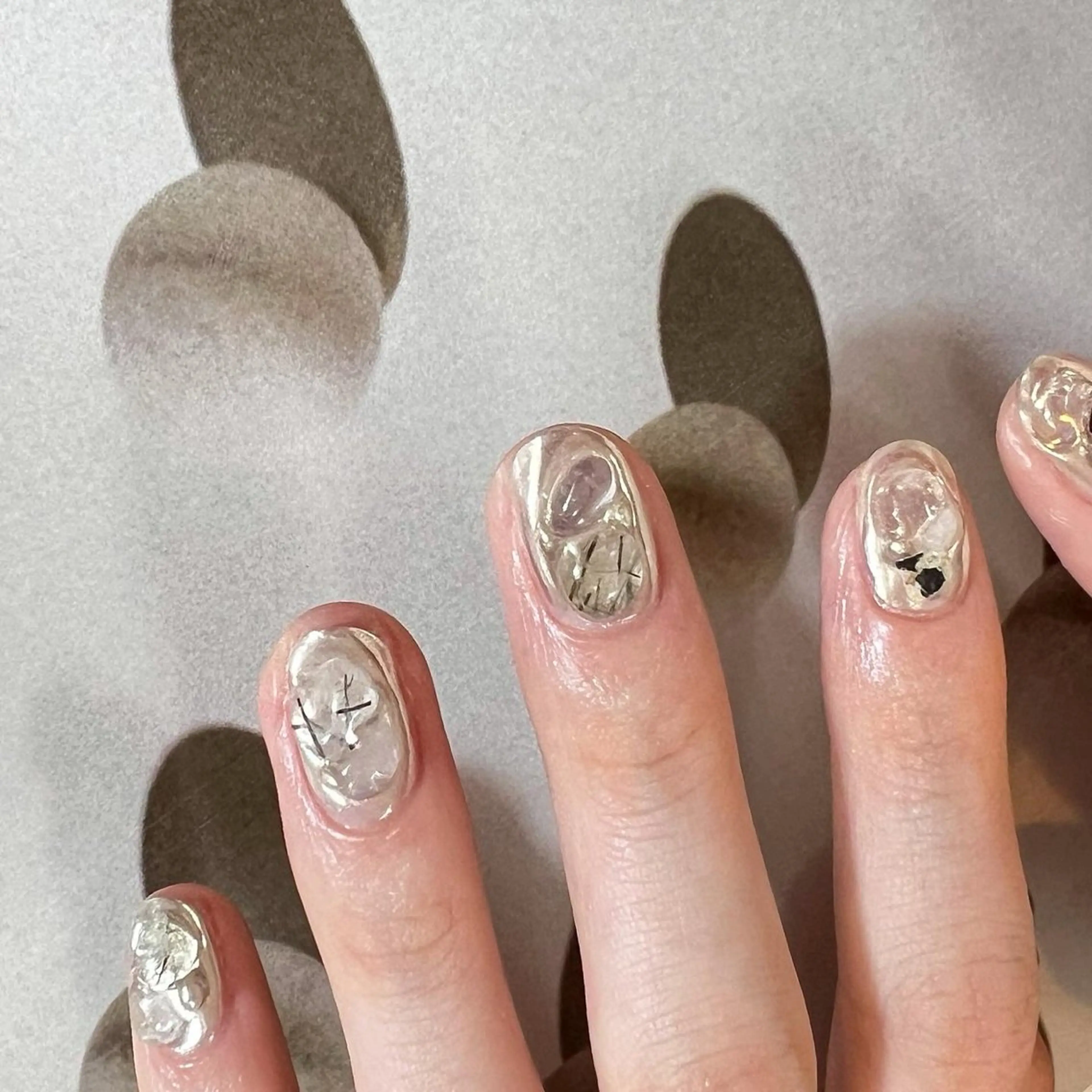 ネイル 成人式 ニュアンスネイル シルバー ハンドネイル pointillé .ayaのネイルデザイン