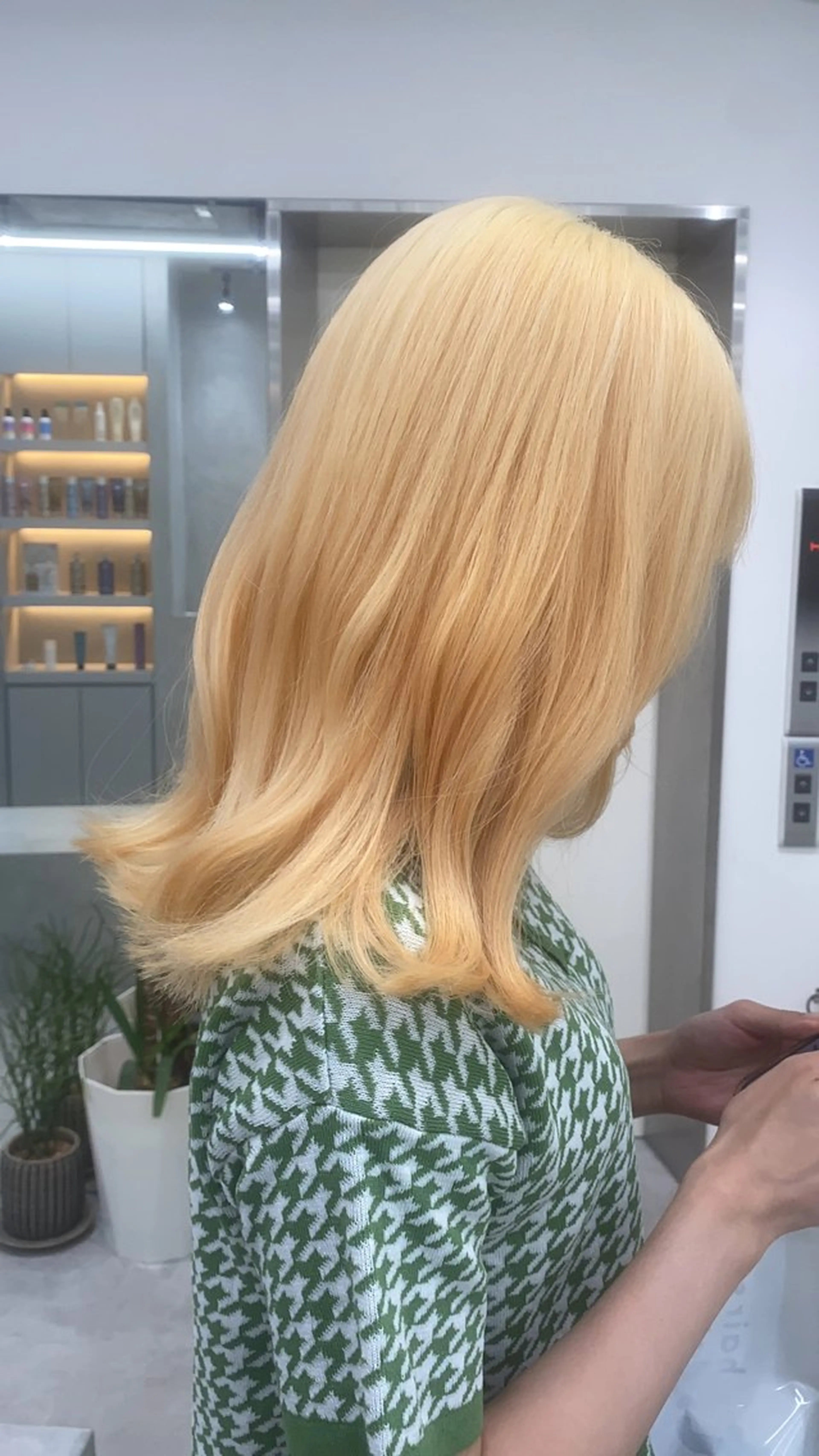 カラー 抜きっぱなしブロンド ブロンド ハイトーンカラー dot .tokyo所属・中村 彩夏のヘアスタイル