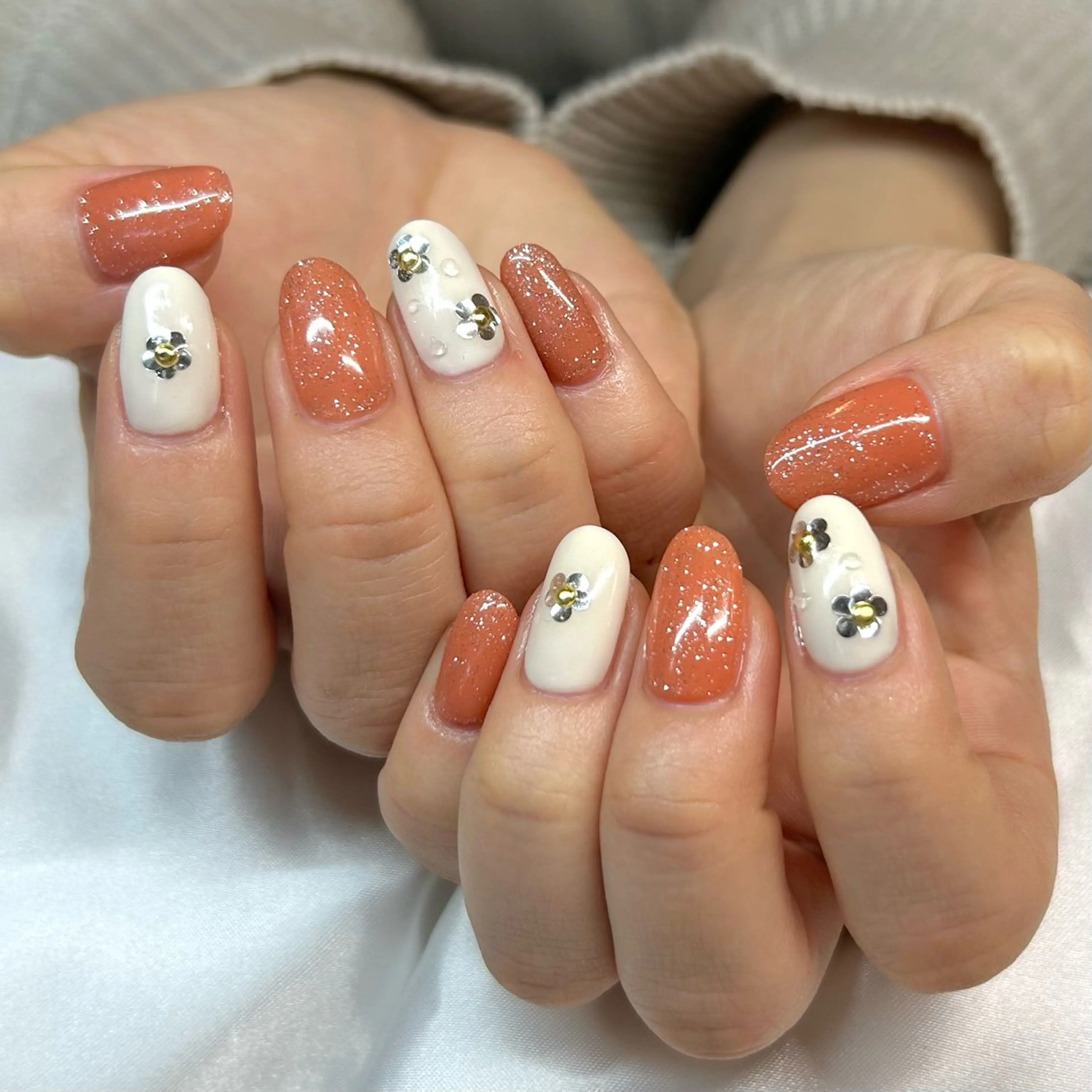 ネイル ホログラムネイル 春ネイル shine'an fuka🌿🫧のネイルデザイン