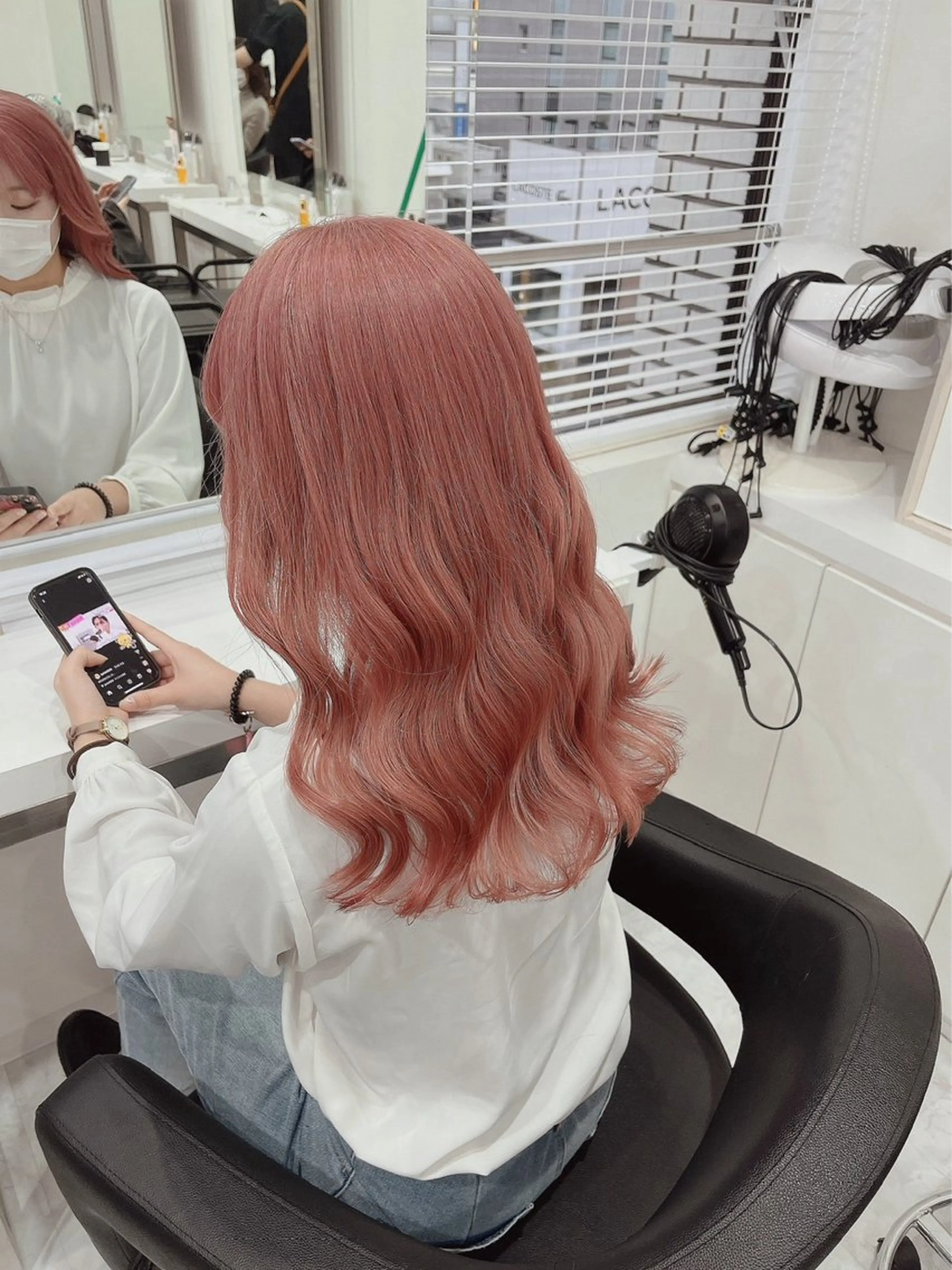 ロング メンズ ヘアカラー 艶感ミルクティー🤍 色落ち綺麗🤍ともやのヘアスタイル