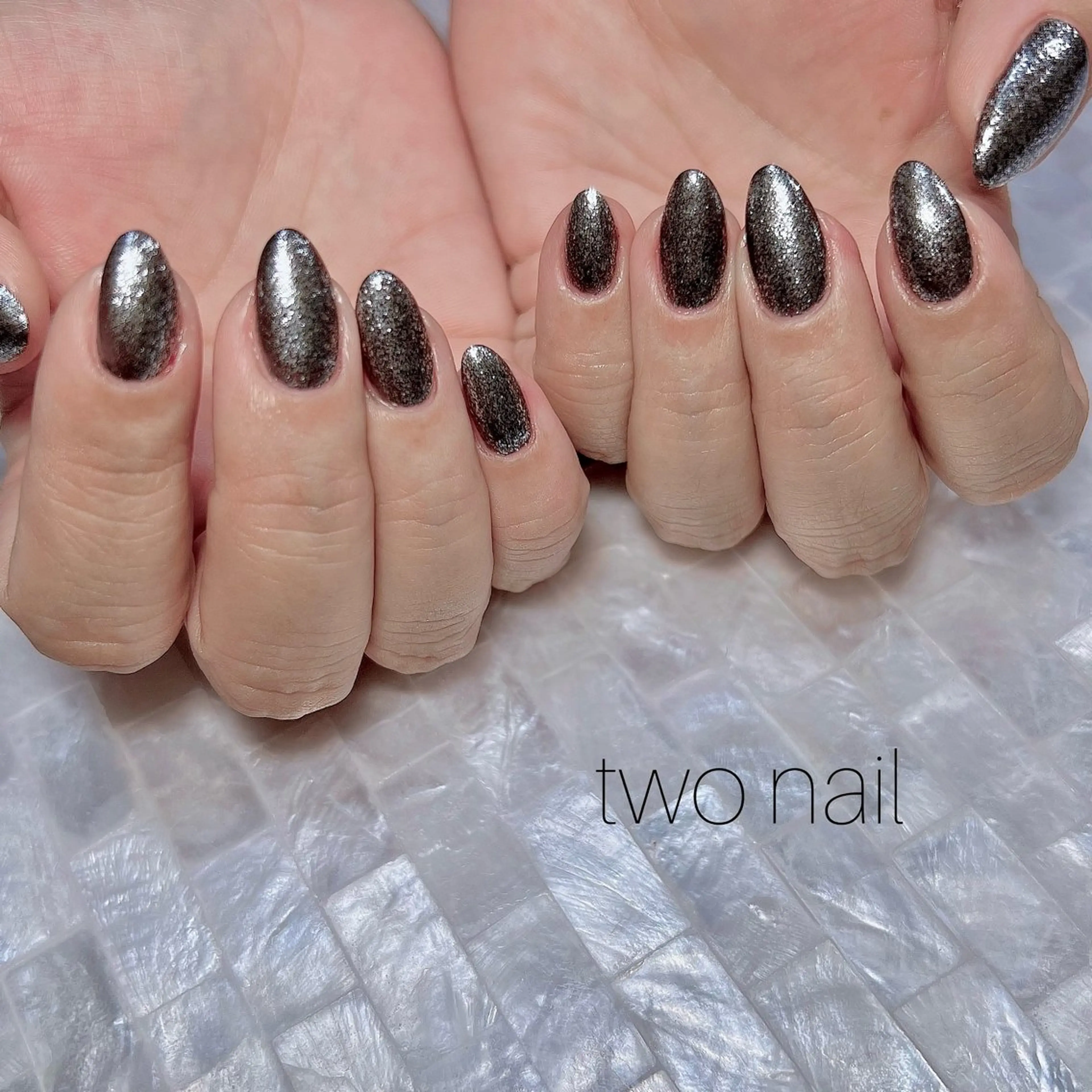 ネイル キラキラネイル ネイルチップ ホワイト ハンドネイル two nailのネイルデザイン