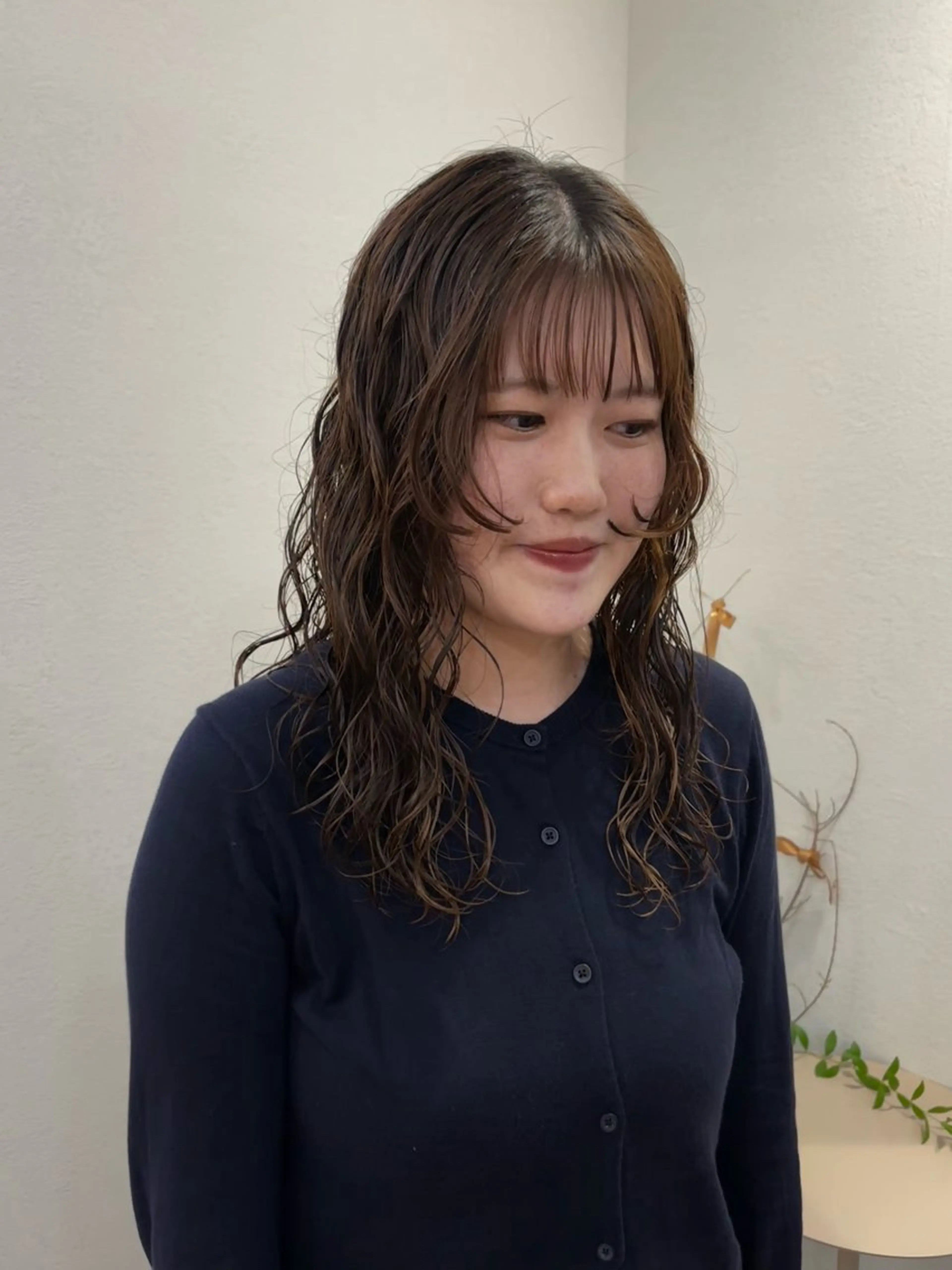 ロング パーマ 顔周りカット anna/ラフパーマ /くすみベージュのヘアスタイル