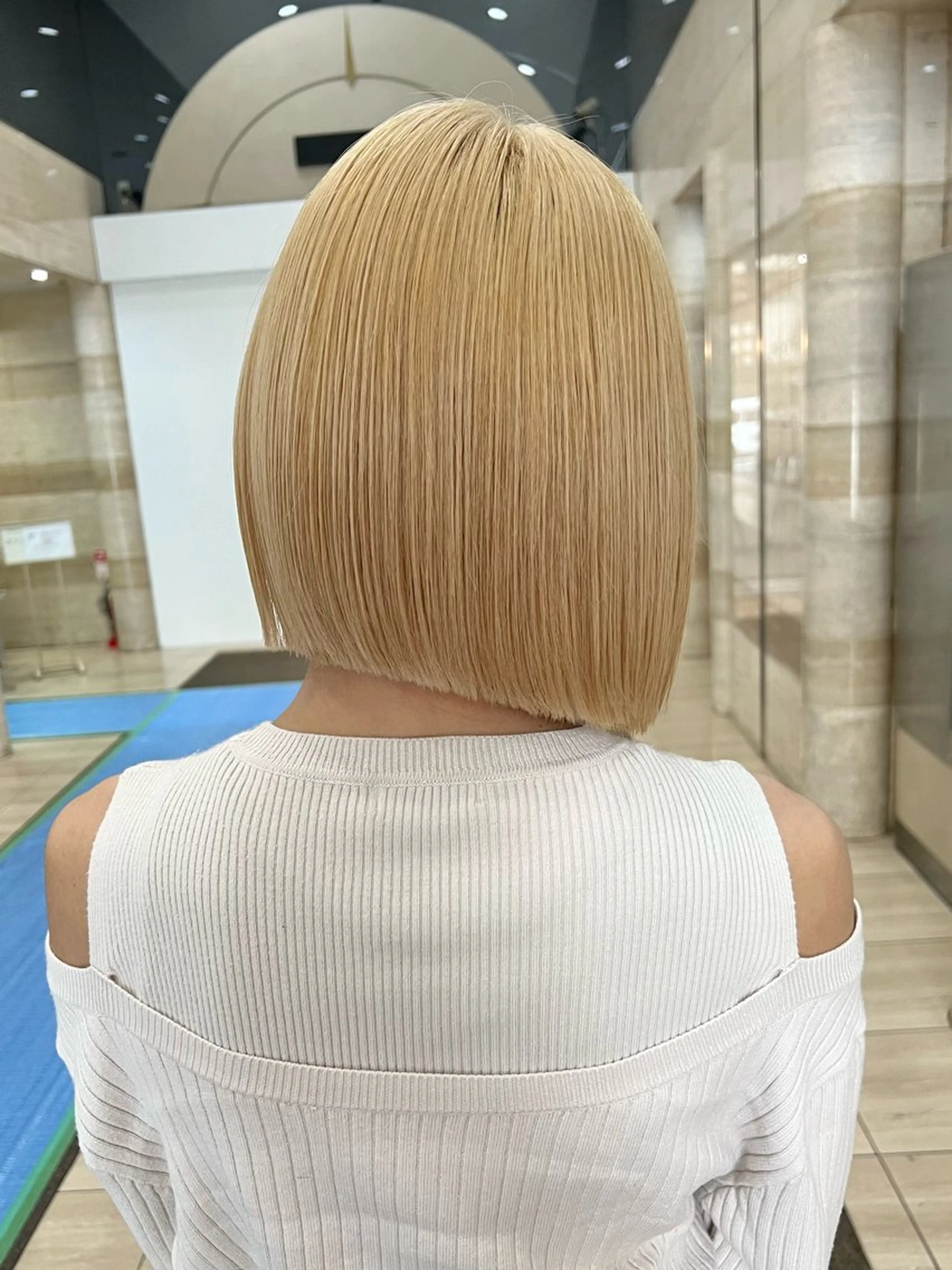 ショート カラー ベージュカラー ブリーチ ブロンド ケアブリーチ ダブルカラー Via officialのヘアスタイル