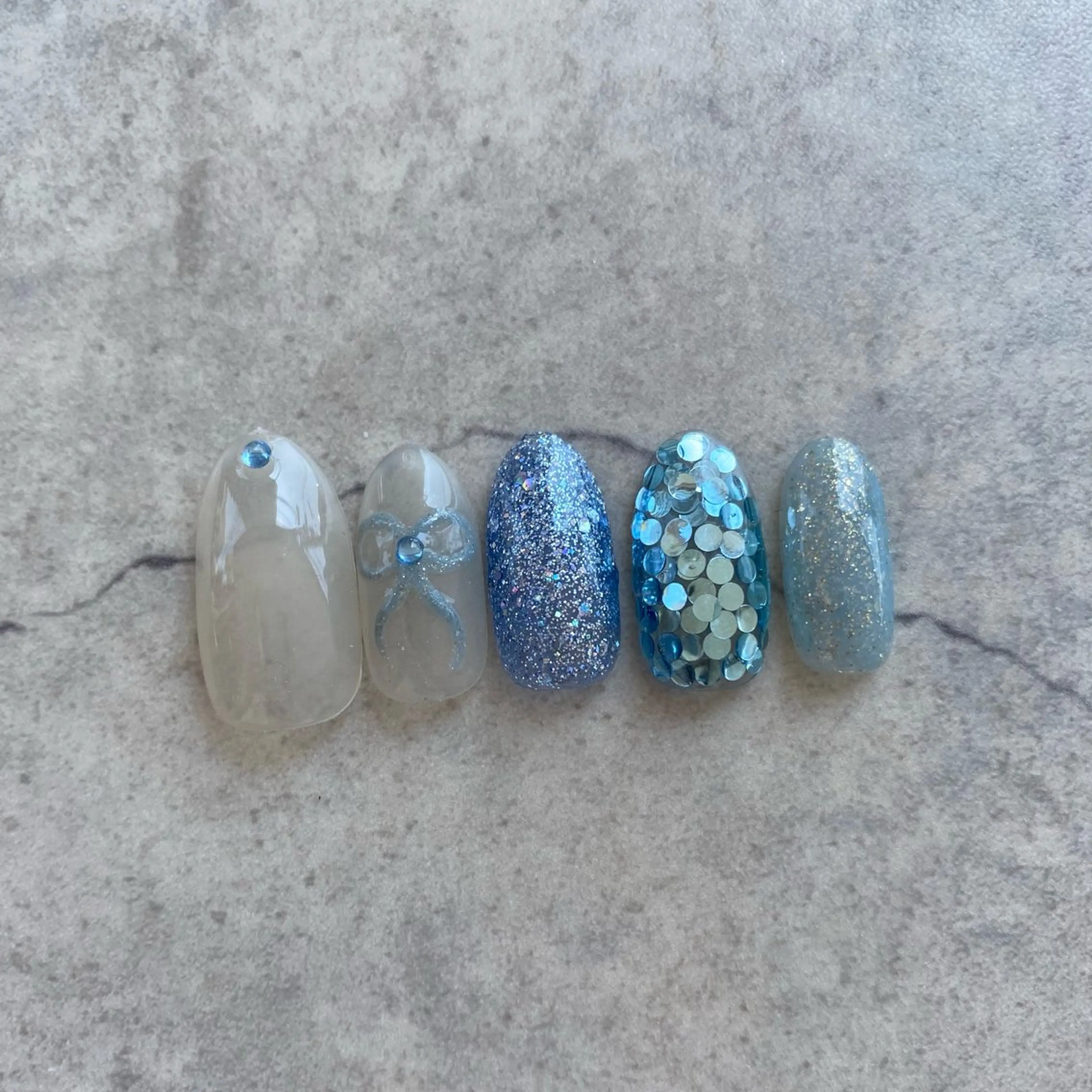 ネイル ブルー ラメ(グリッター) リボン ハンドネイル ハンドケア RaLa（ネイル&アイラッシュ）所属・🫧RaLa ⭐︎AYAKA🫧のネイルデザイン