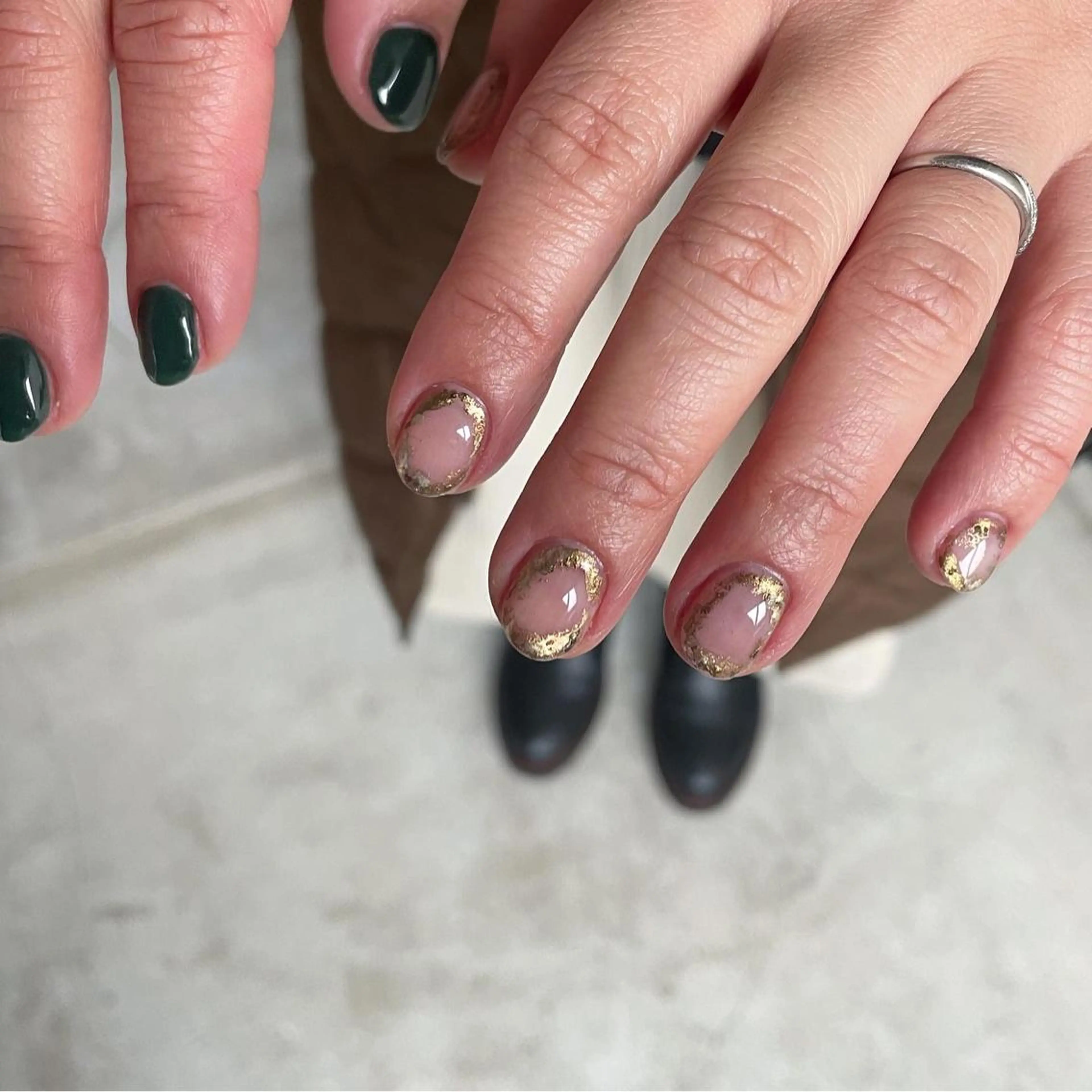 ネイル カジュアル グリーン ニュアンスネイル オフィスネイル ハンドネイル ハンドケア lyly.nail所属・lylynail YUUKAのネイルデザイン