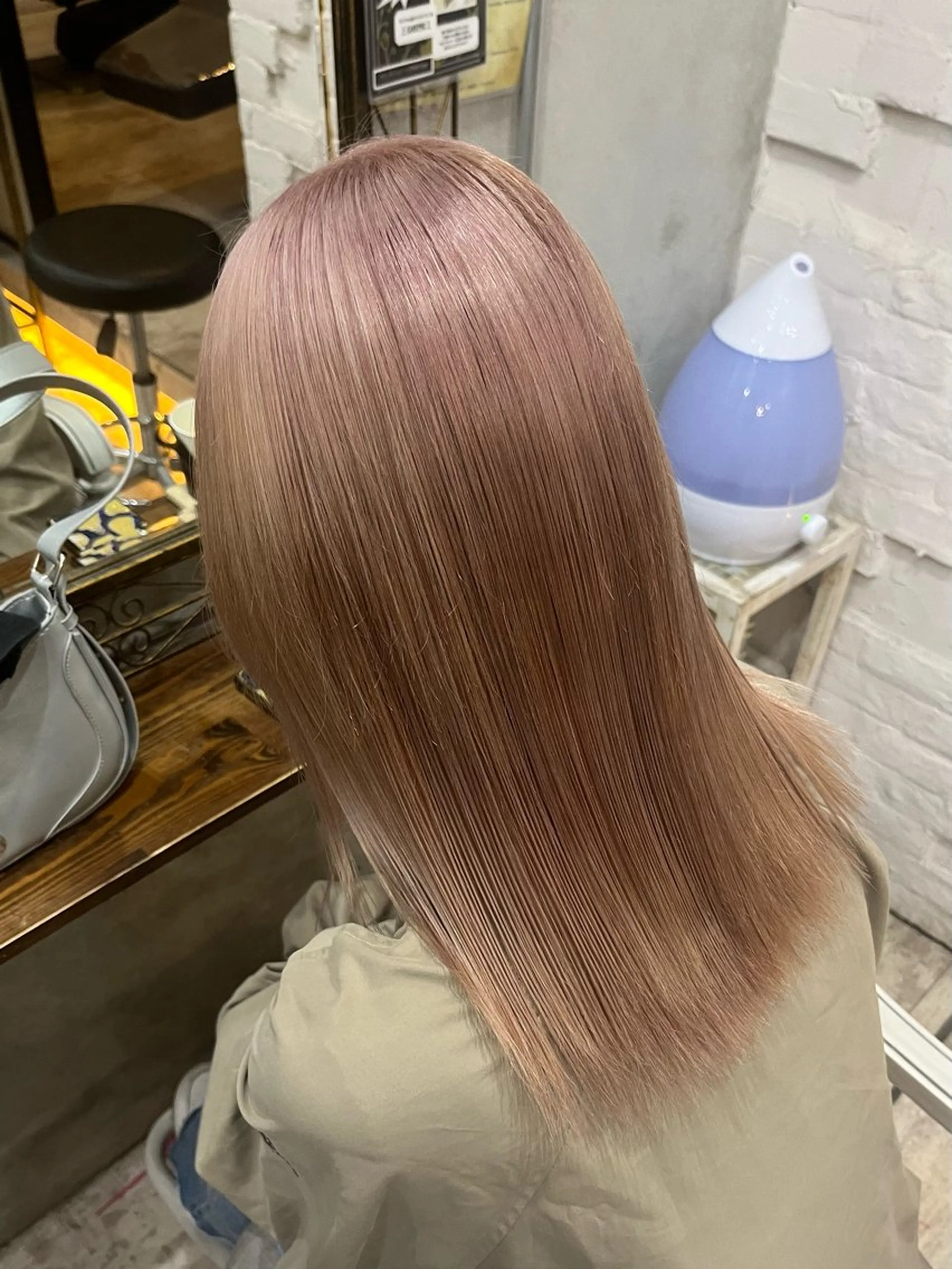 セミロング カラー ベージュカラー ピンクカラー ピンクベージュ ヘアカラー トリートメント 艶髪/ハイトーン/ ヘアセット/モエノのヘアスタイル