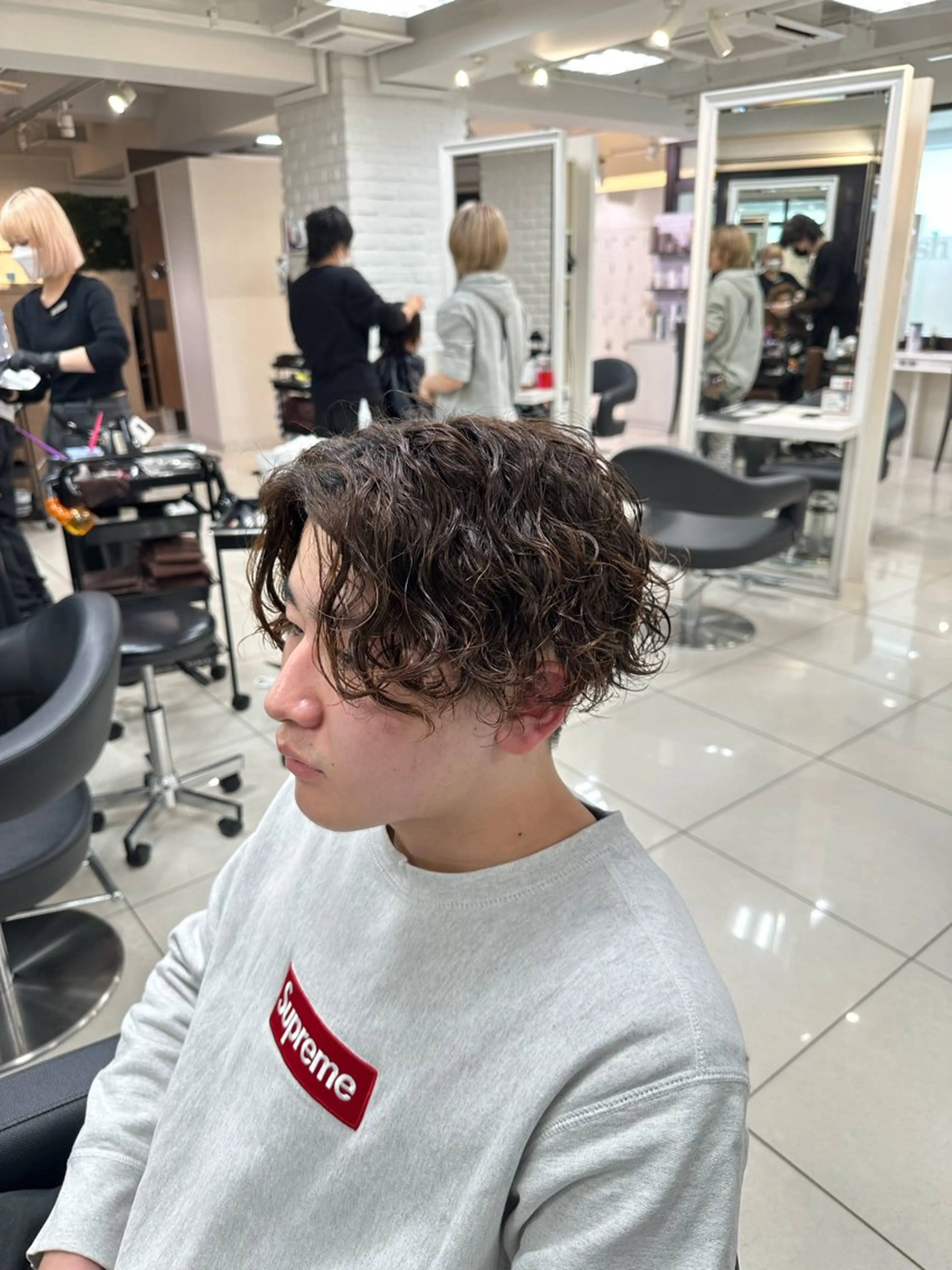 ショート パーマ メンズ センターパート 波巻きパーマ カット パーマ フェザーパーマ職人 🪶ryosukeのヘアスタイル