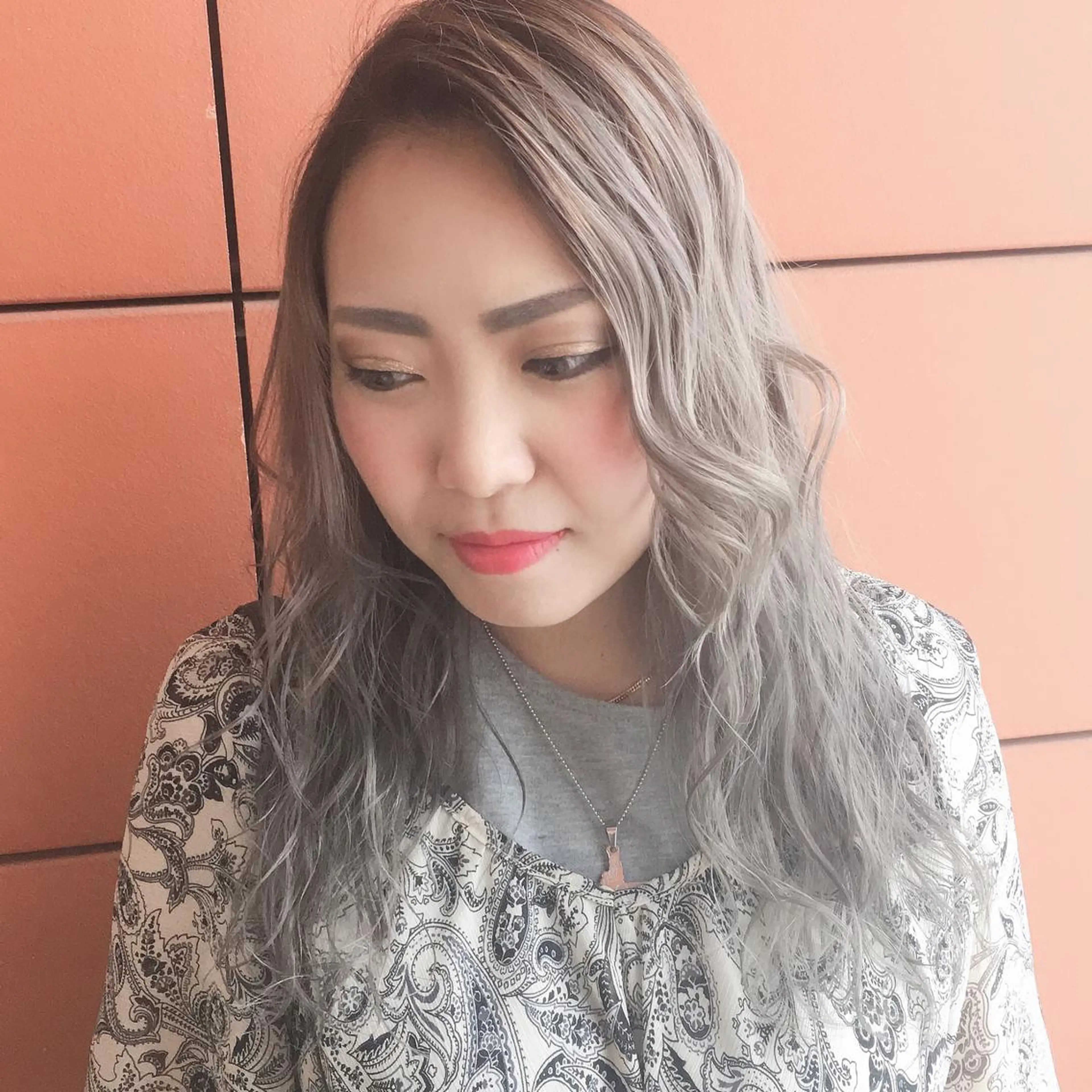 ロング カラー ブリーチ グラデーションカラー グレージュ Minori【ミノリ】所属・井手 孔介のヘアスタイル